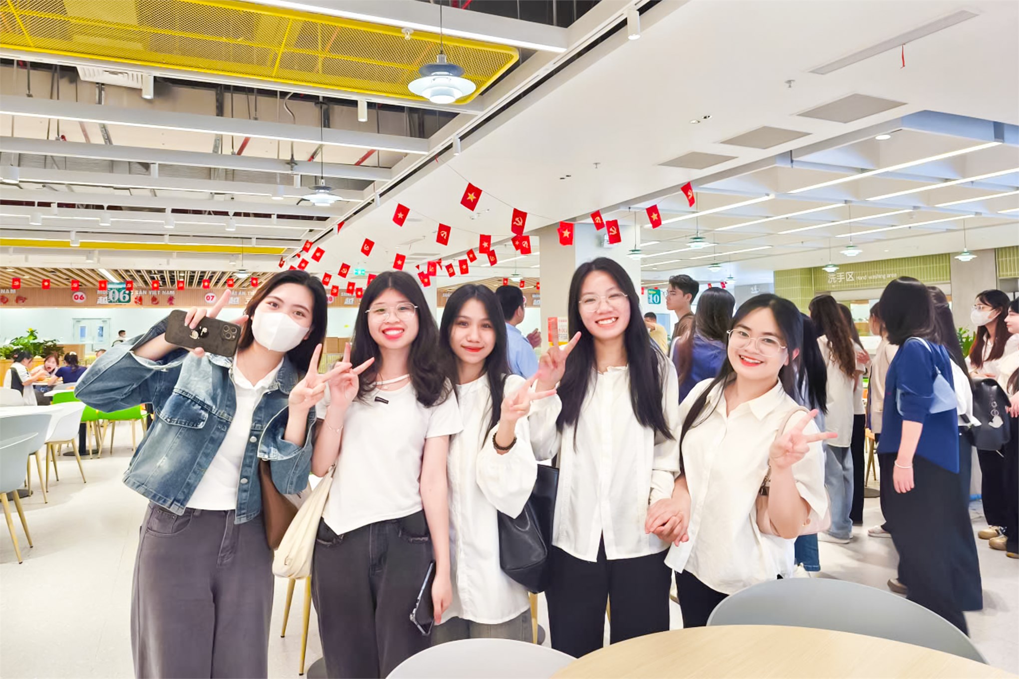 Sinh viên Trường Ngoại ngữ – Du lịch tham quan, tìm hiểu thực tế tại Công ty TNHH Khoa học Kỹ thuật Goertek Vina