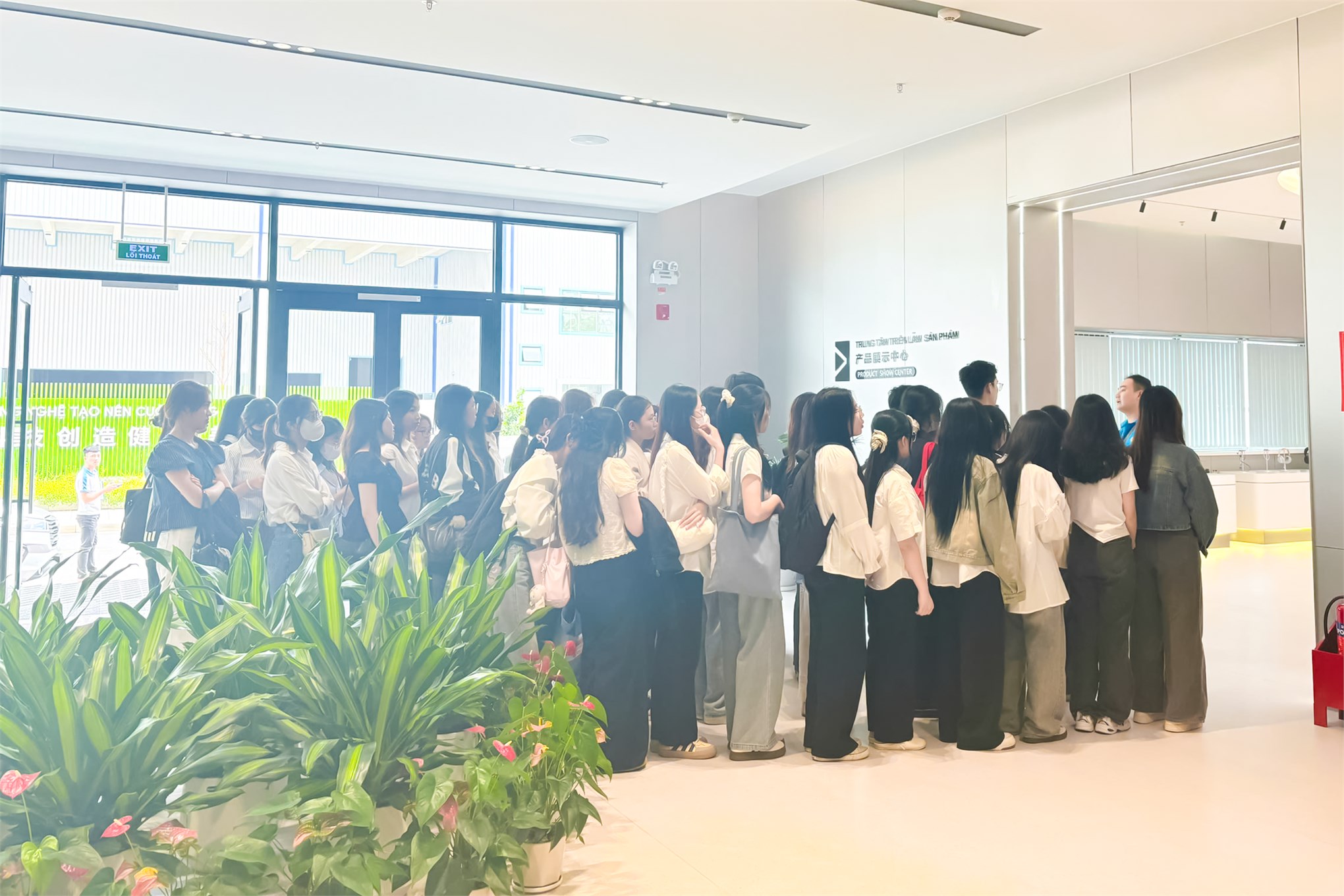 Sinh viên Trường Ngoại ngữ – Du lịch tham quan, tìm hiểu thực tế tại Công ty TNHH Khoa học Kỹ thuật Goertek Vina