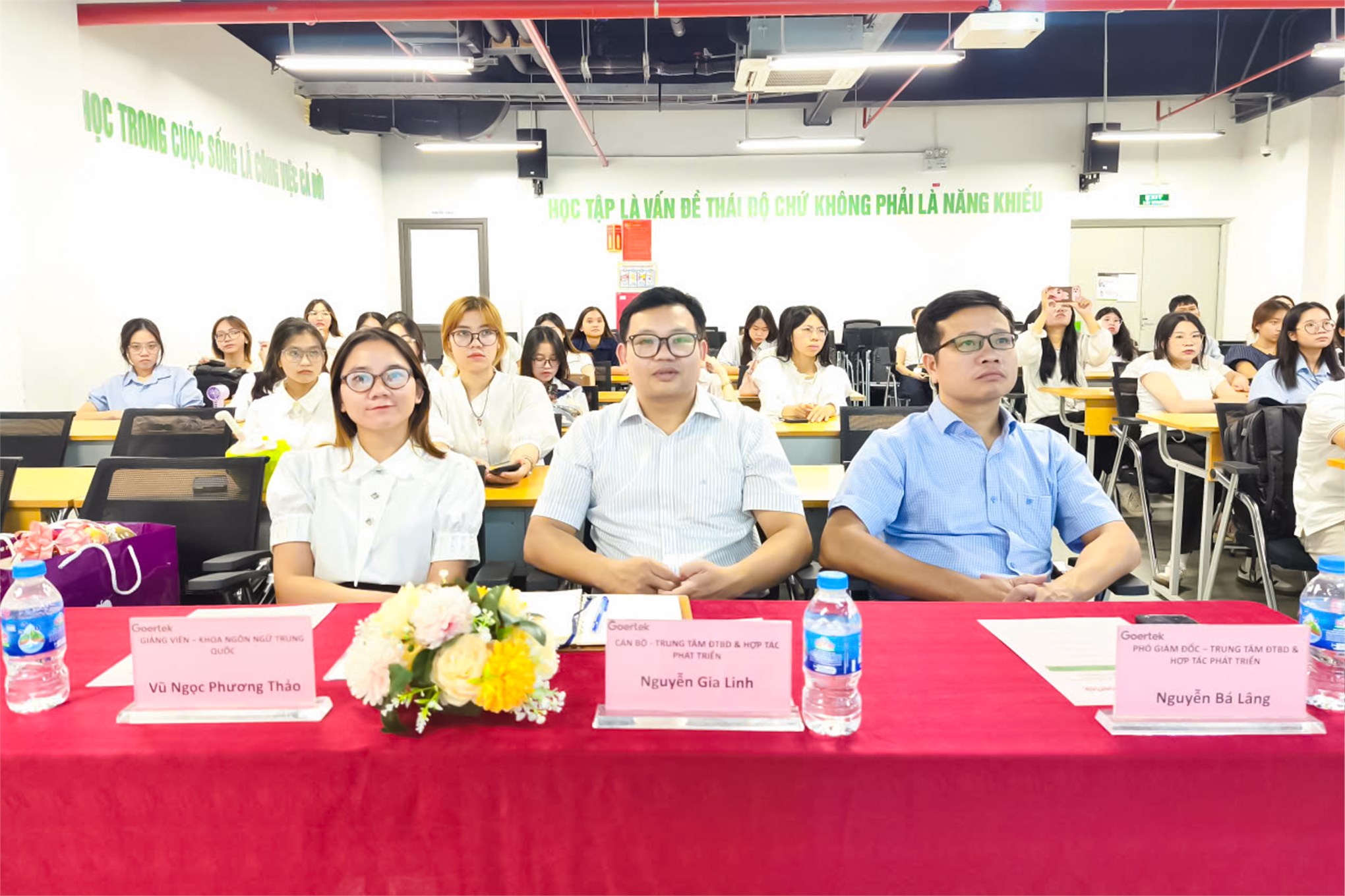 Sinh viên Trường Ngoại ngữ – Du lịch tham quan, tìm hiểu thực tế tại Công ty TNHH Khoa học Kỹ thuật Goertek Vina