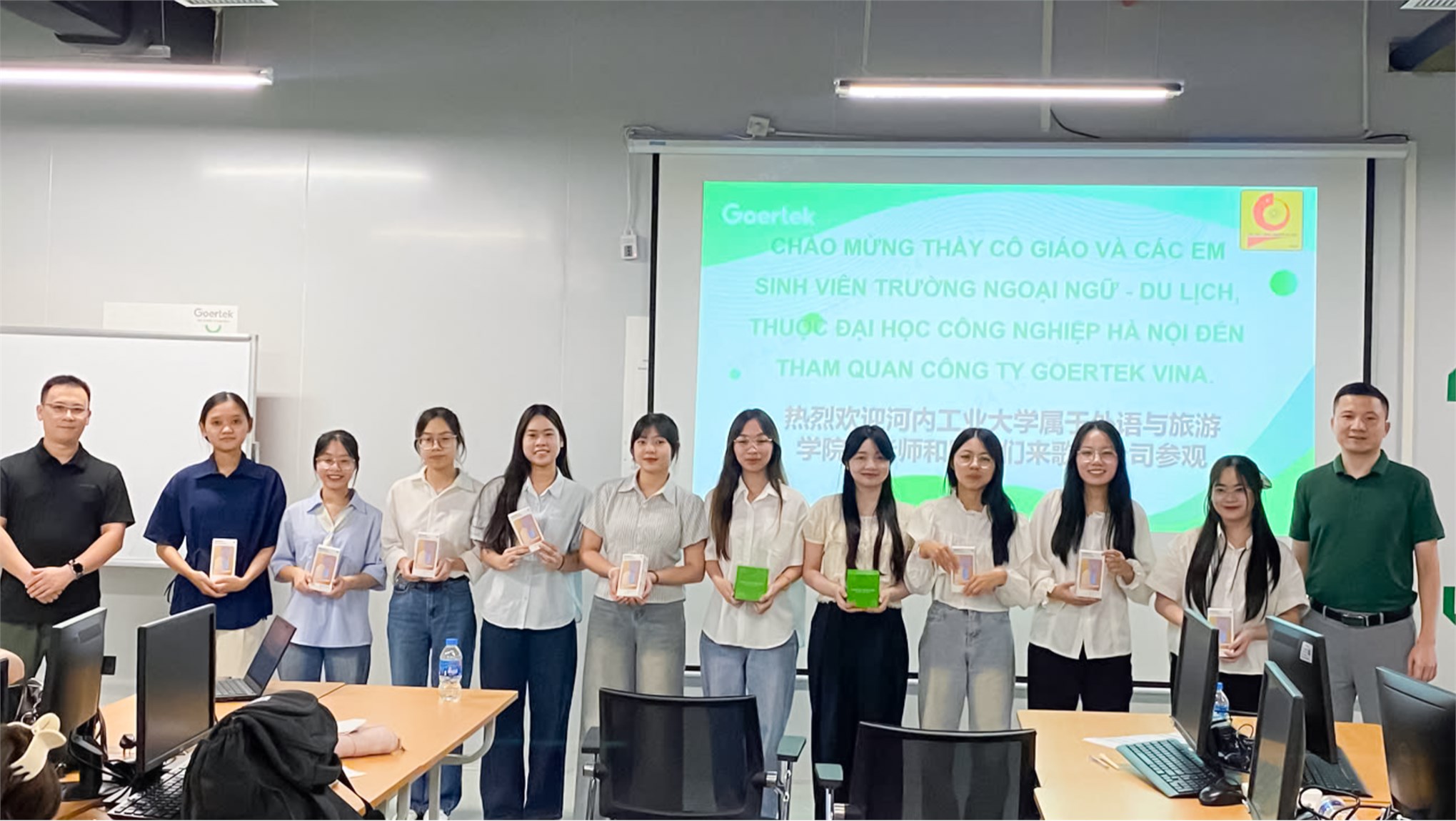 Sinh viên Trường Ngoại ngữ – Du lịch tham quan, tìm hiểu thực tế tại Công ty TNHH Khoa học Kỹ thuật Goertek Vina