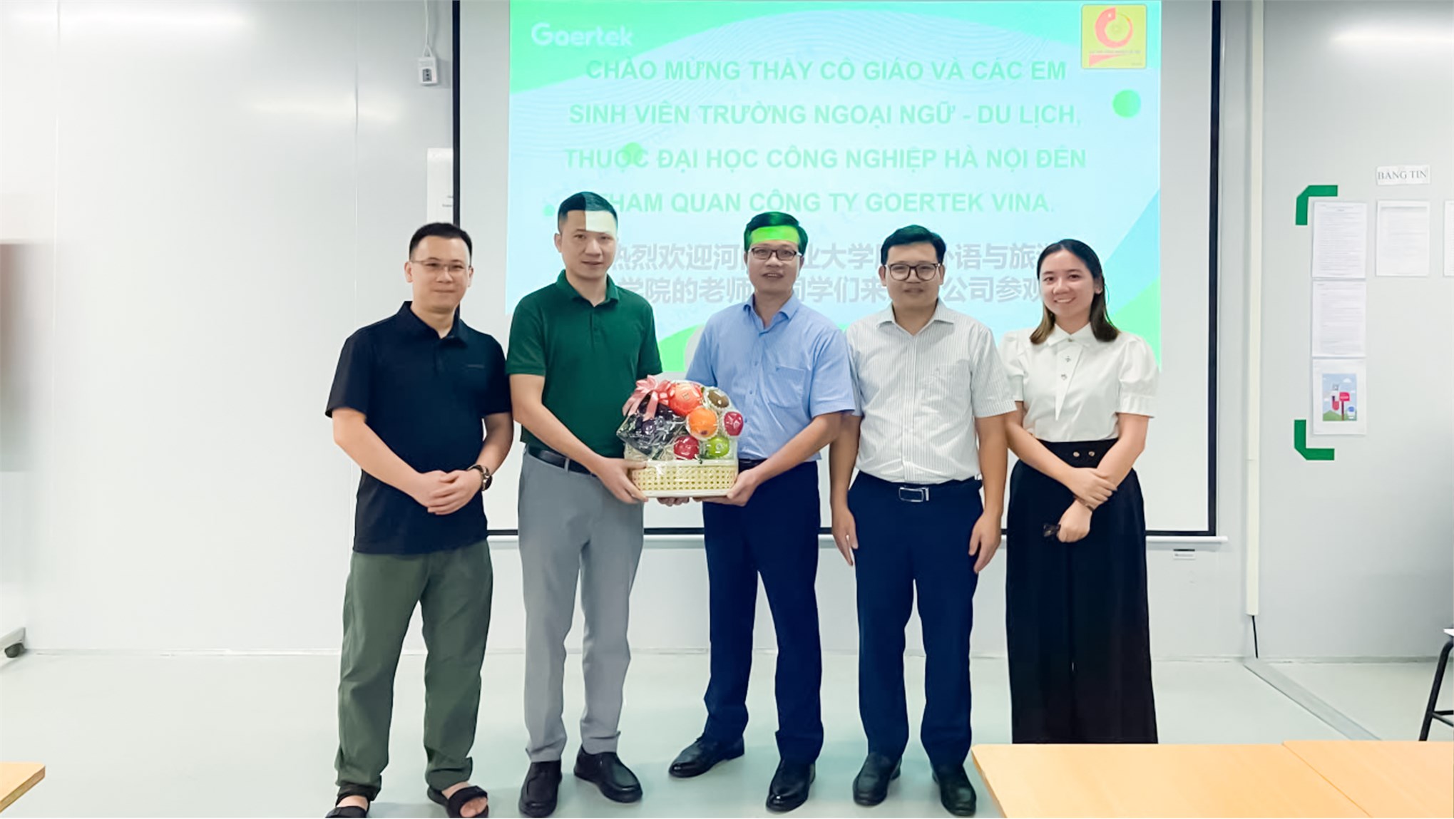 Sinh viên Trường Ngoại ngữ – Du lịch tham quan, tìm hiểu thực tế tại Công ty TNHH Khoa học Kỹ thuật Goertek Vina