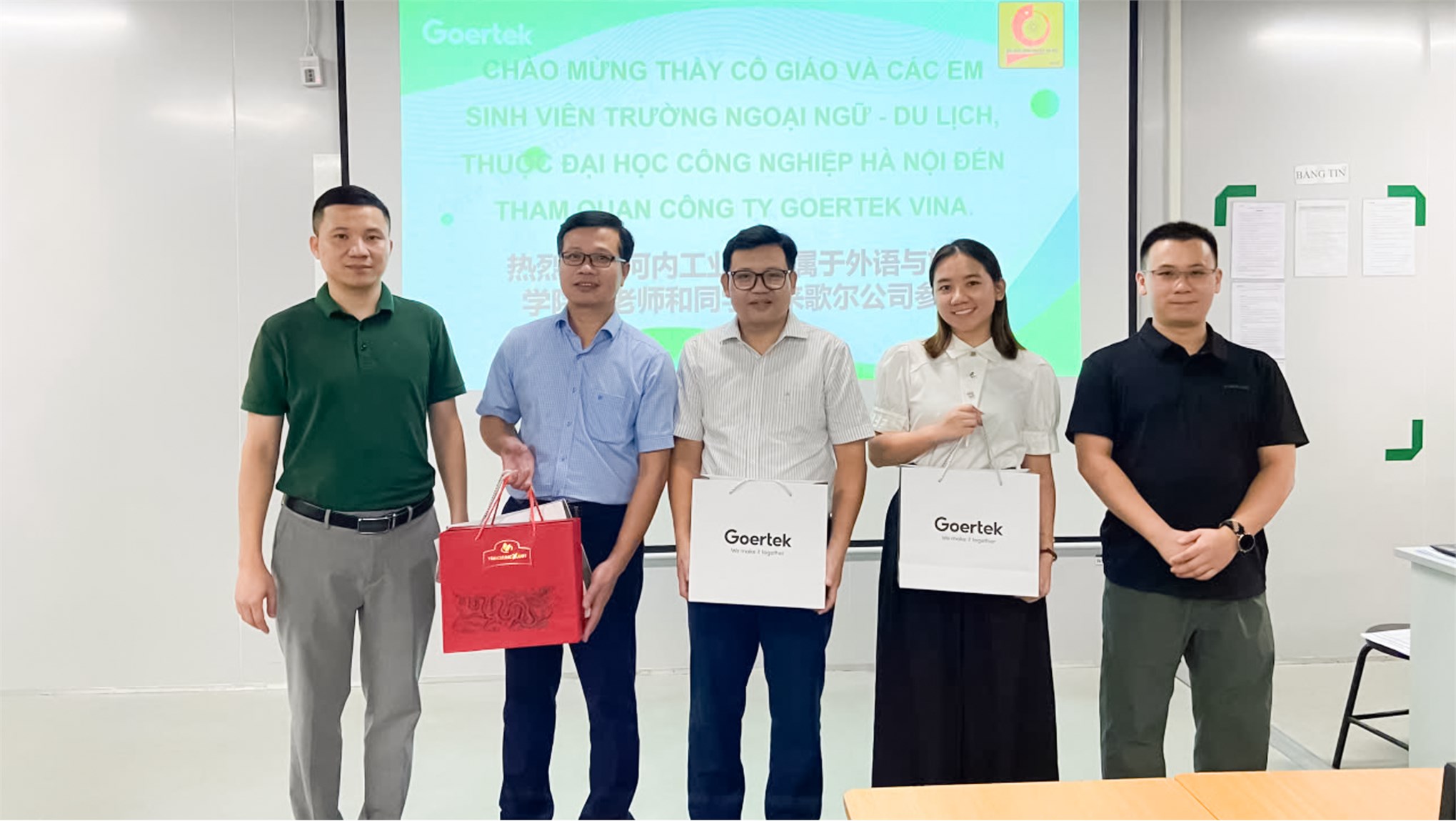Sinh viên Trường Ngoại ngữ – Du lịch tham quan, tìm hiểu thực tế tại Công ty TNHH Khoa học Kỹ thuật Goertek Vina