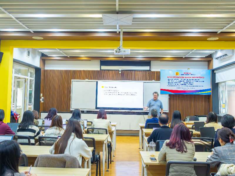 Trường Ngoại ngữ – Du lịch tổ chức các workshops về ngôn ngữ học tâm lý với Giáo sư Victor Kuperman