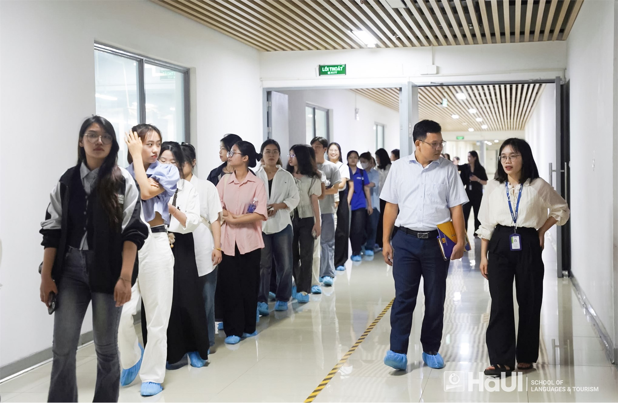 Sinh viên Trường Ngoại ngữ – Du lịch tham quan, tìm hiểu thực tế tại Công ty TNHH Wistron Infocomm Việt Nam
