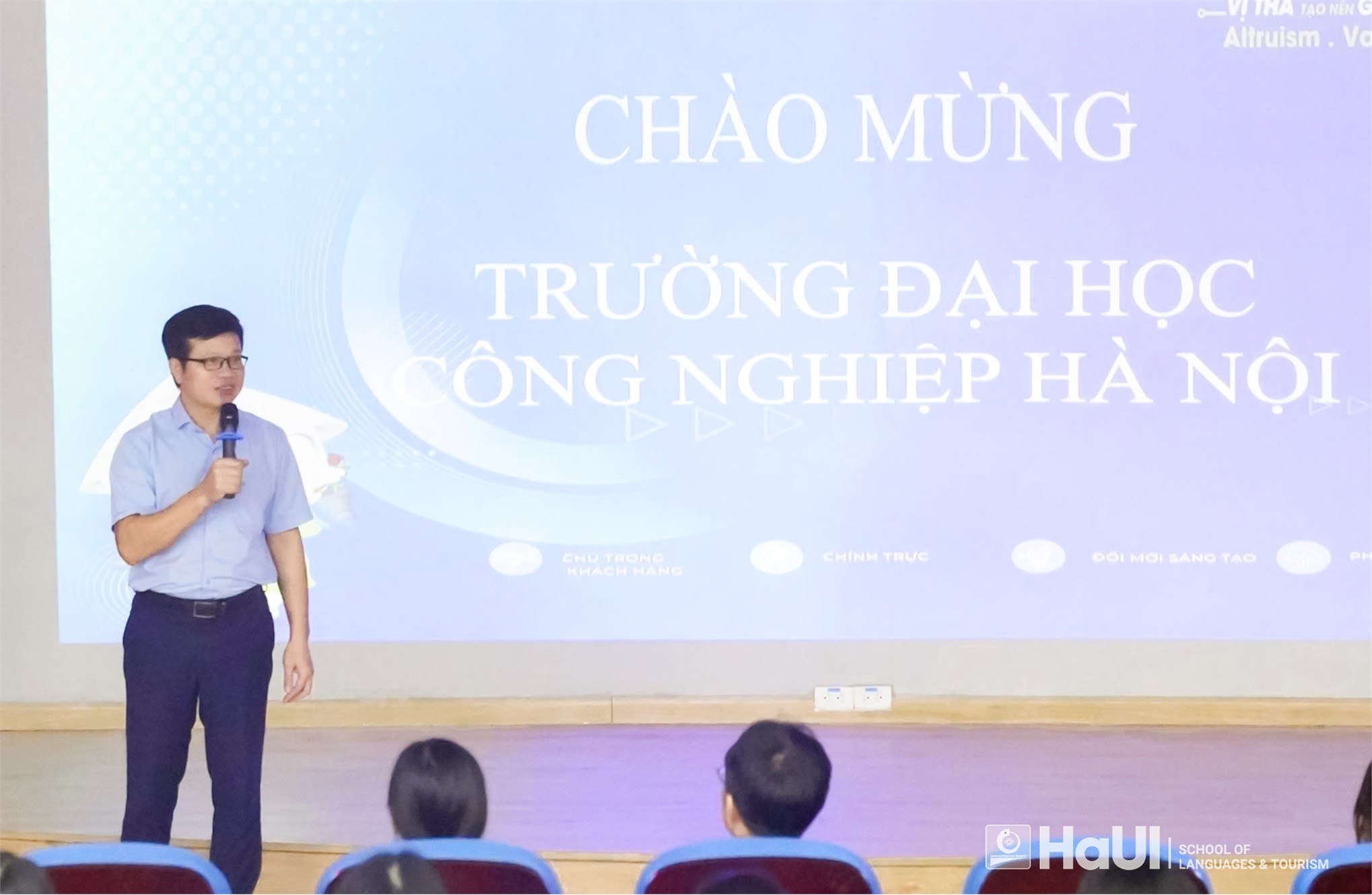 Sinh viên Trường Ngoại ngữ – Du lịch tham quan, tìm hiểu thực tế tại Công ty TNHH Wistron Infocomm Việt Nam