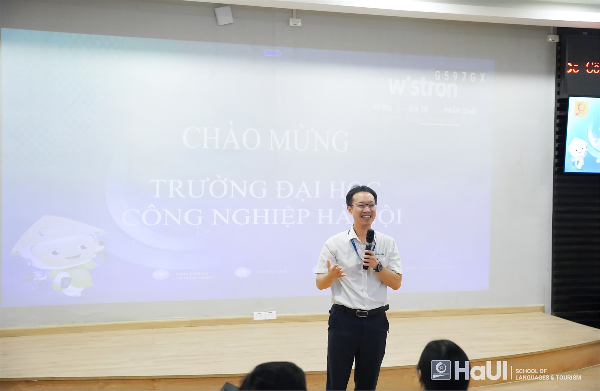 Sinh viên Trường Ngoại ngữ – Du lịch tham quan, tìm hiểu thực tế tại Công ty TNHH Wistron Infocomm Việt Nam