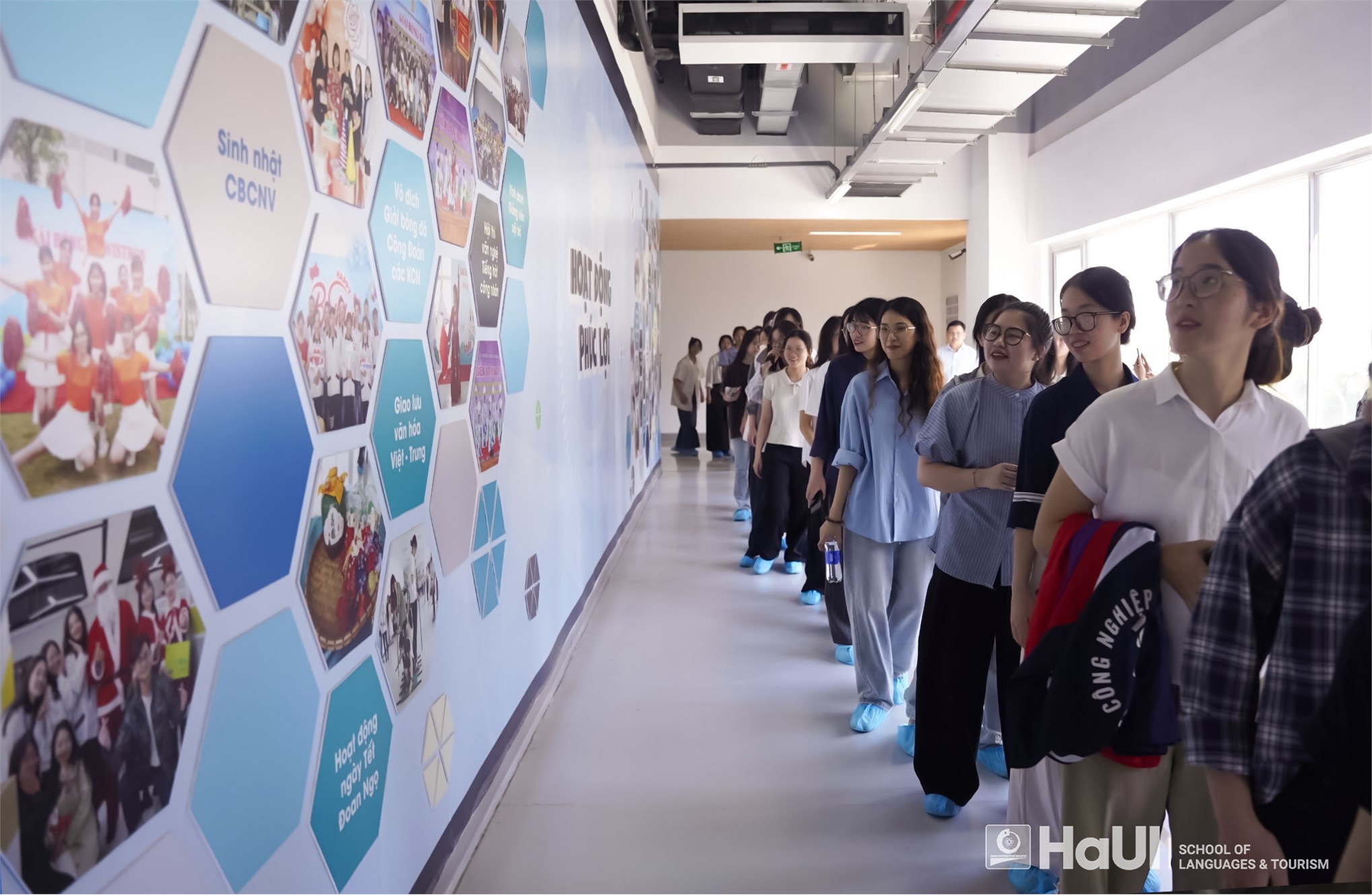 Sinh viên Trường Ngoại ngữ – Du lịch tham quan, tìm hiểu thực tế tại Công ty TNHH Wistron Infocomm Việt Nam