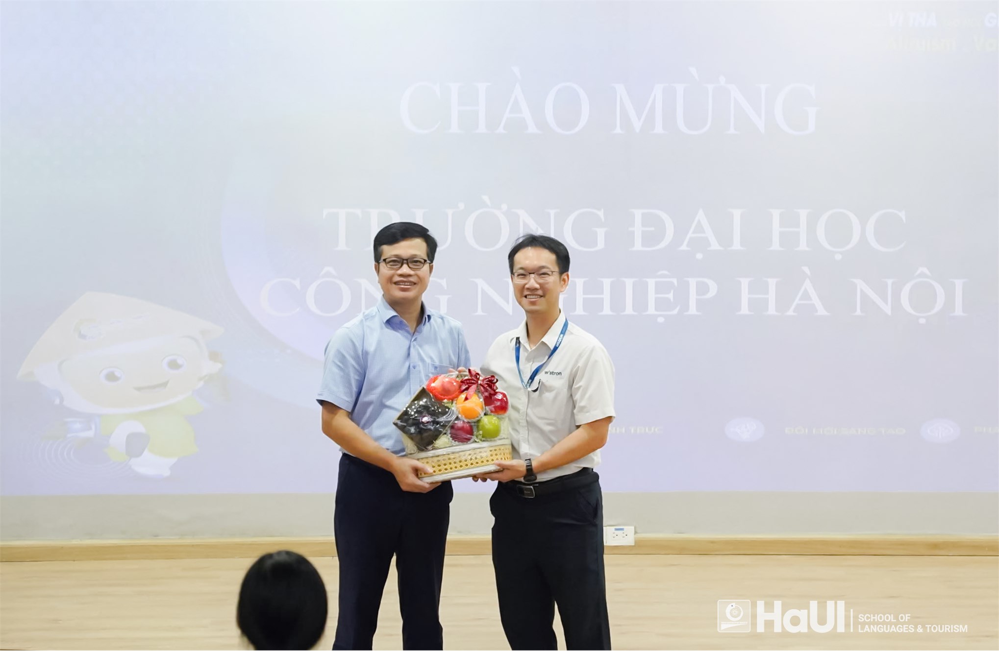 Sinh viên Trường Ngoại ngữ – Du lịch tham quan, tìm hiểu thực tế tại Công ty TNHH Wistron Infocomm Việt Nam
