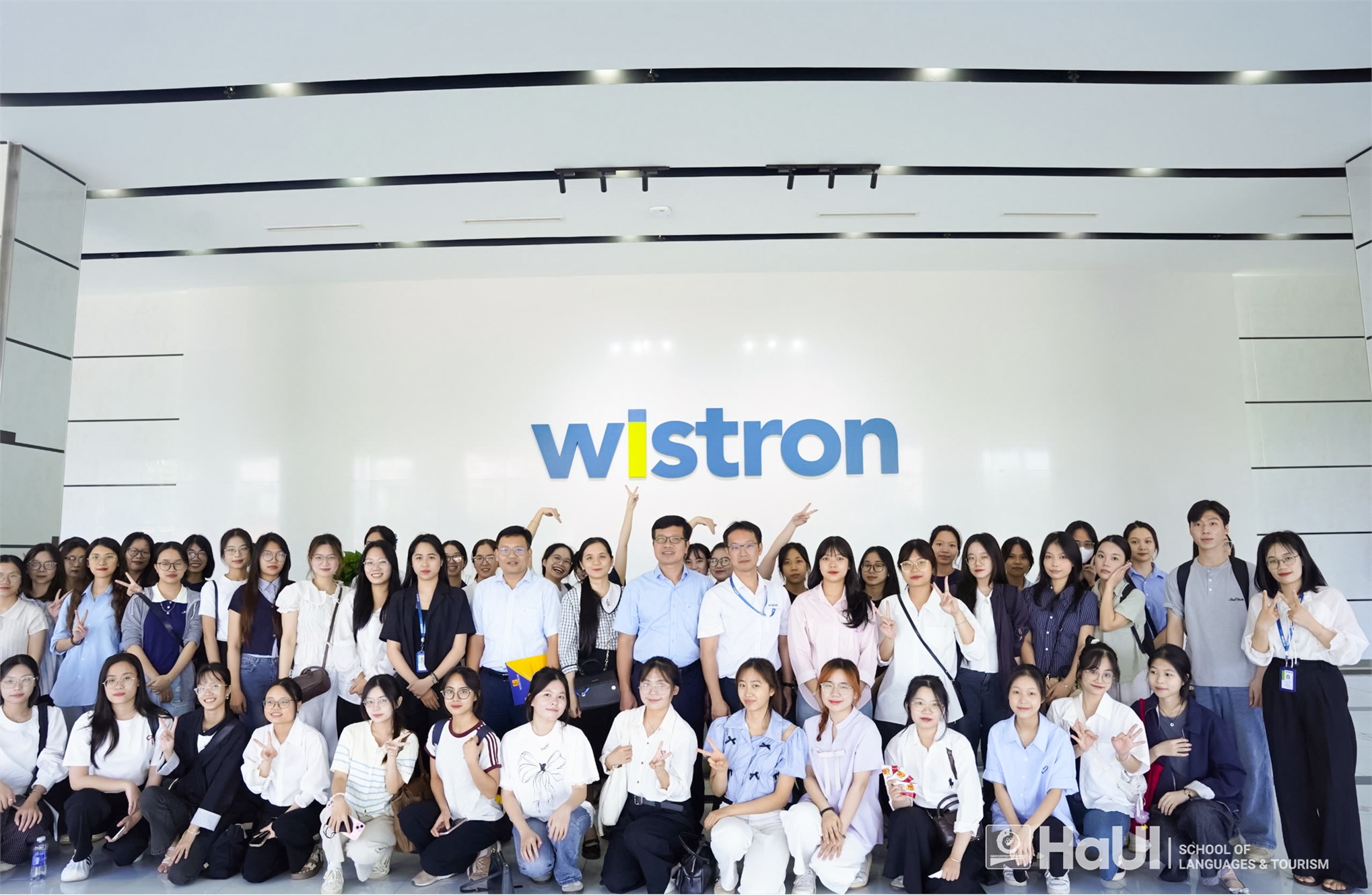 Sinh viên Trường Ngoại ngữ – Du lịch tham quan, tìm hiểu thực tế tại Công ty TNHH Wistron Infocomm Việt Nam