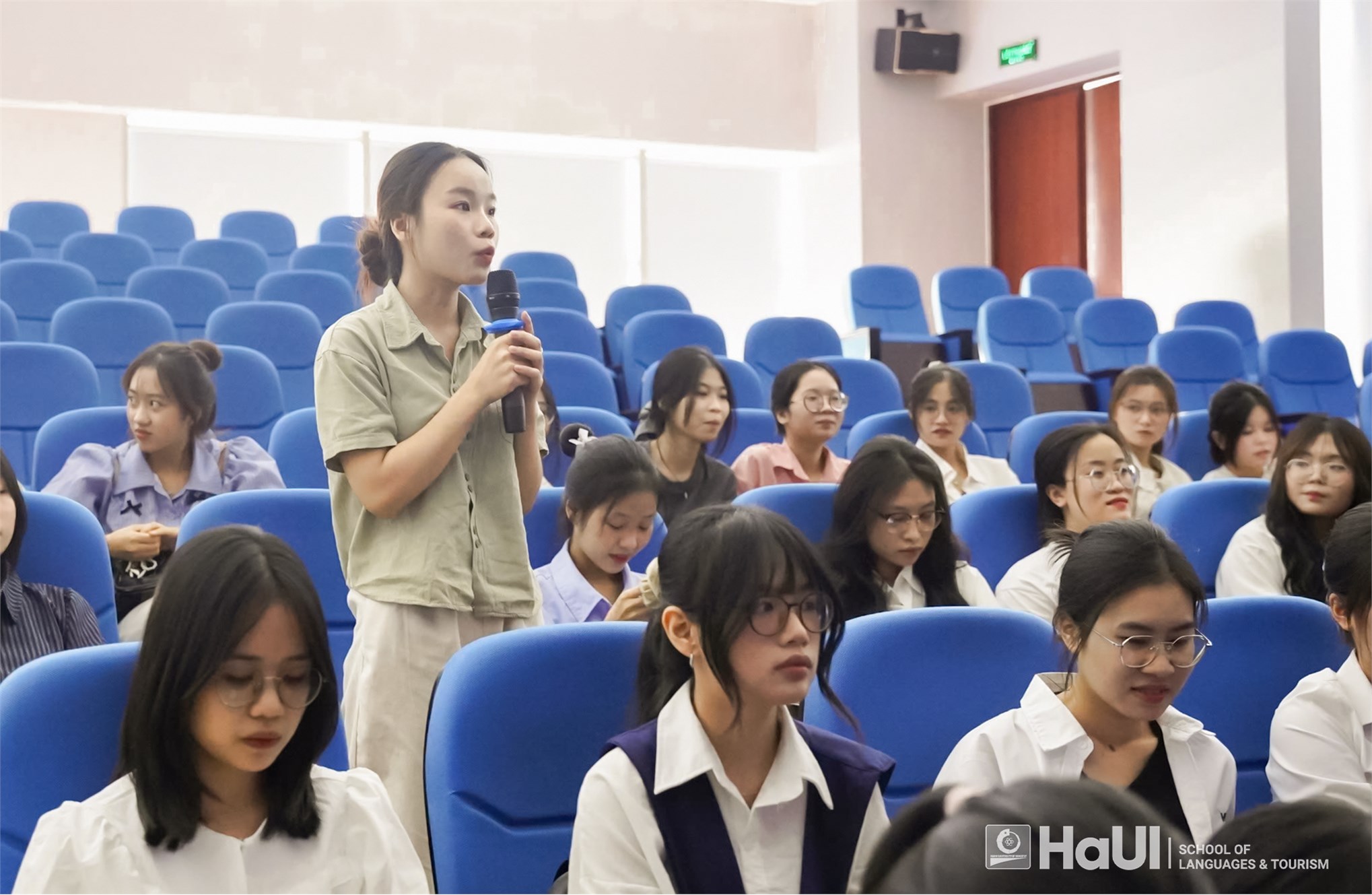 Sinh viên Trường Ngoại ngữ – Du lịch tham quan, tìm hiểu thực tế tại Công ty TNHH Wistron Infocomm Việt Nam
