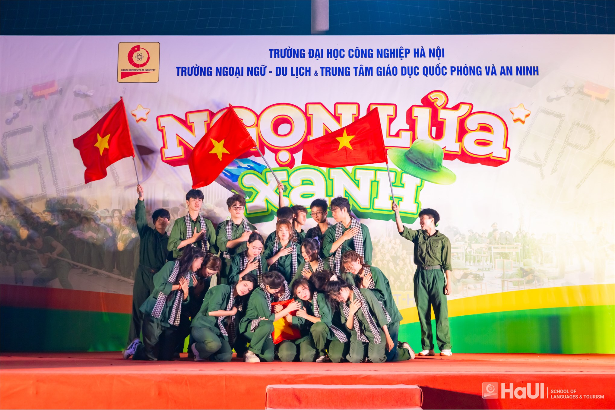 Ngọn lửa xanh 2025 khơi dậy tinh thần kỷ luật, đoàn kết của tân sinh viên Trường Ngoại ngữ - Du lịch