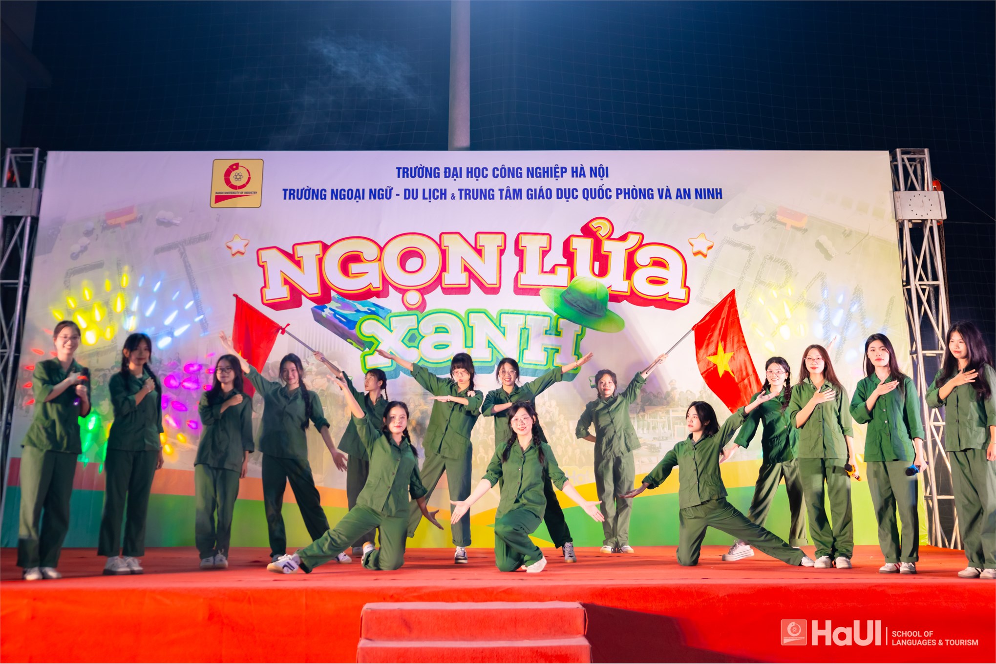 Ngọn lửa xanh 2025 khơi dậy tinh thần kỷ luật, đoàn kết của tân sinh viên Trường Ngoại ngữ - Du lịch