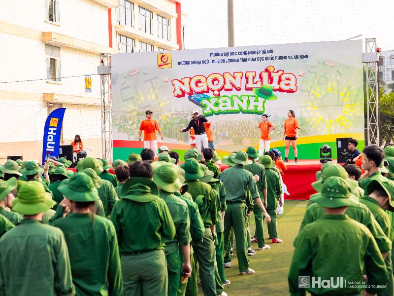 Ngọn lửa xanh 2025 khơi dậy tinh thần kỷ luật, đoàn kết của tân sinh viên Trường Ngoại ngữ - Du lịch