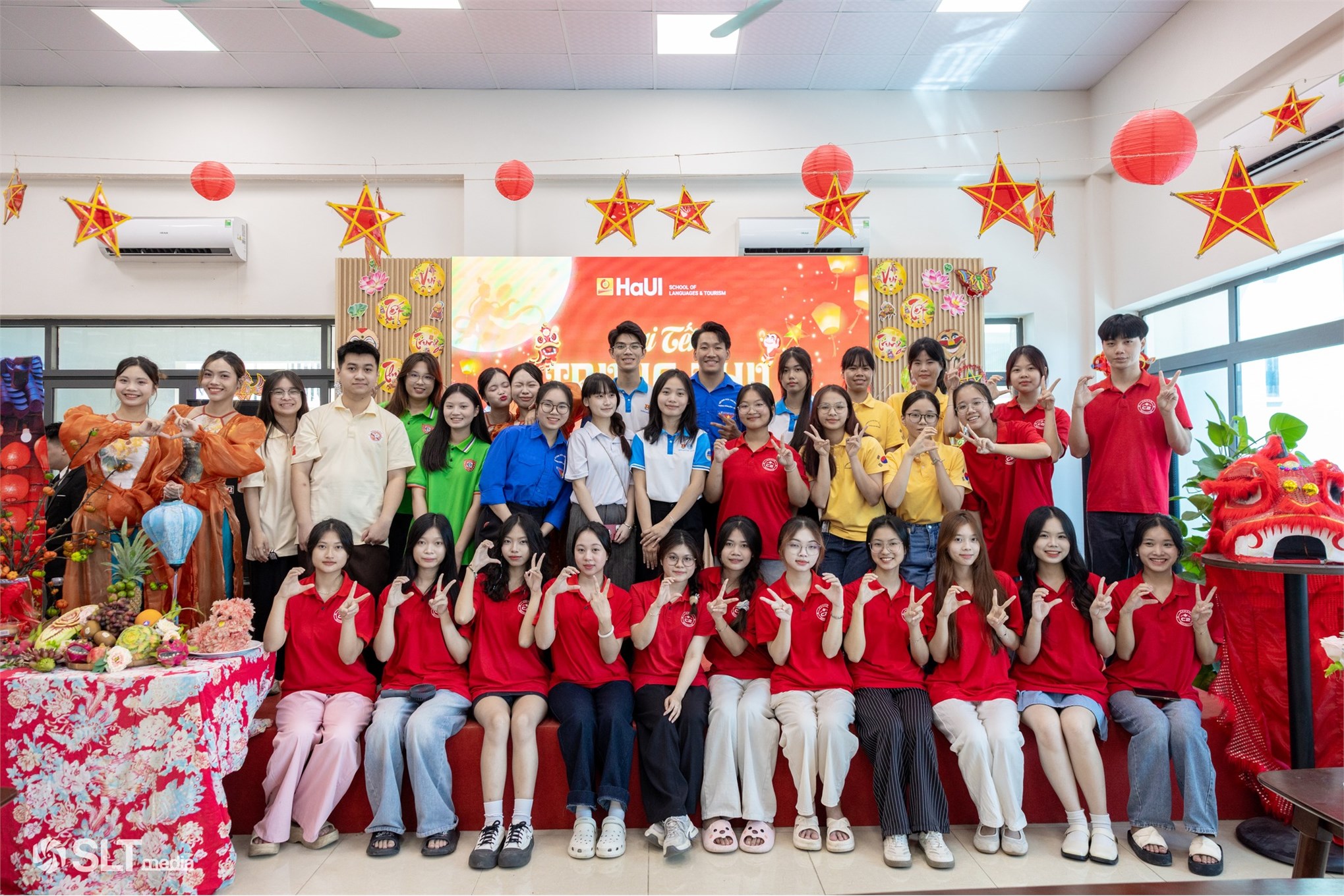 95 lưu học sinh, sinh viên, tình nguyện viên quốc tế trải nghiệm Tết Trung thu tại Trường Ngoại ngữ - Du lịch