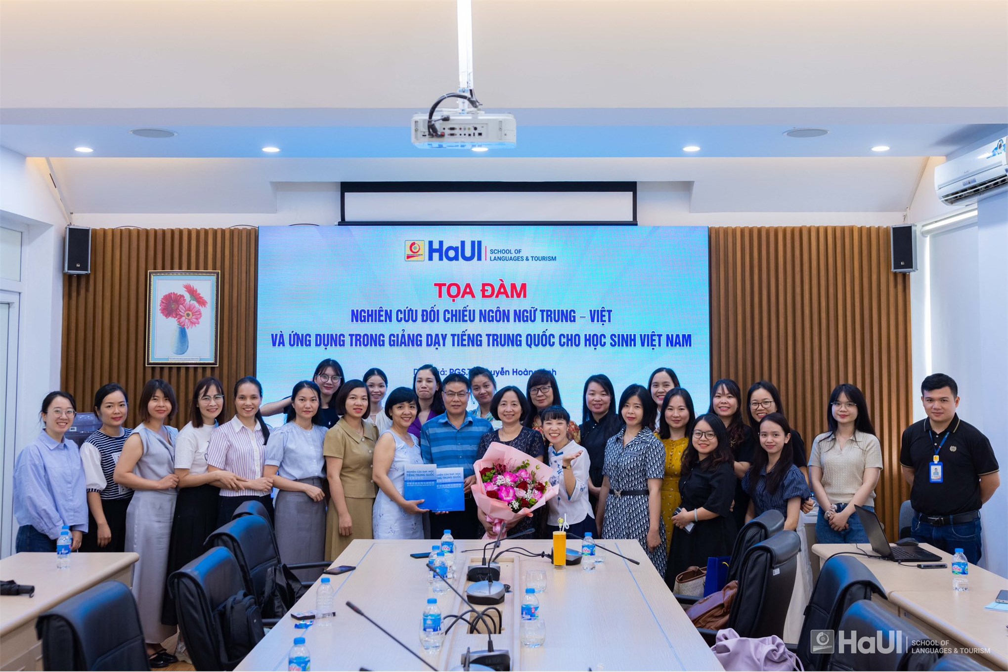 Tọa đàm “Nghiên cứu đối chiếu ngôn ngữ Trung – Việt và ứng dụng trong giảng dạy tiếng Trung cho học sinh Việt Nam”
