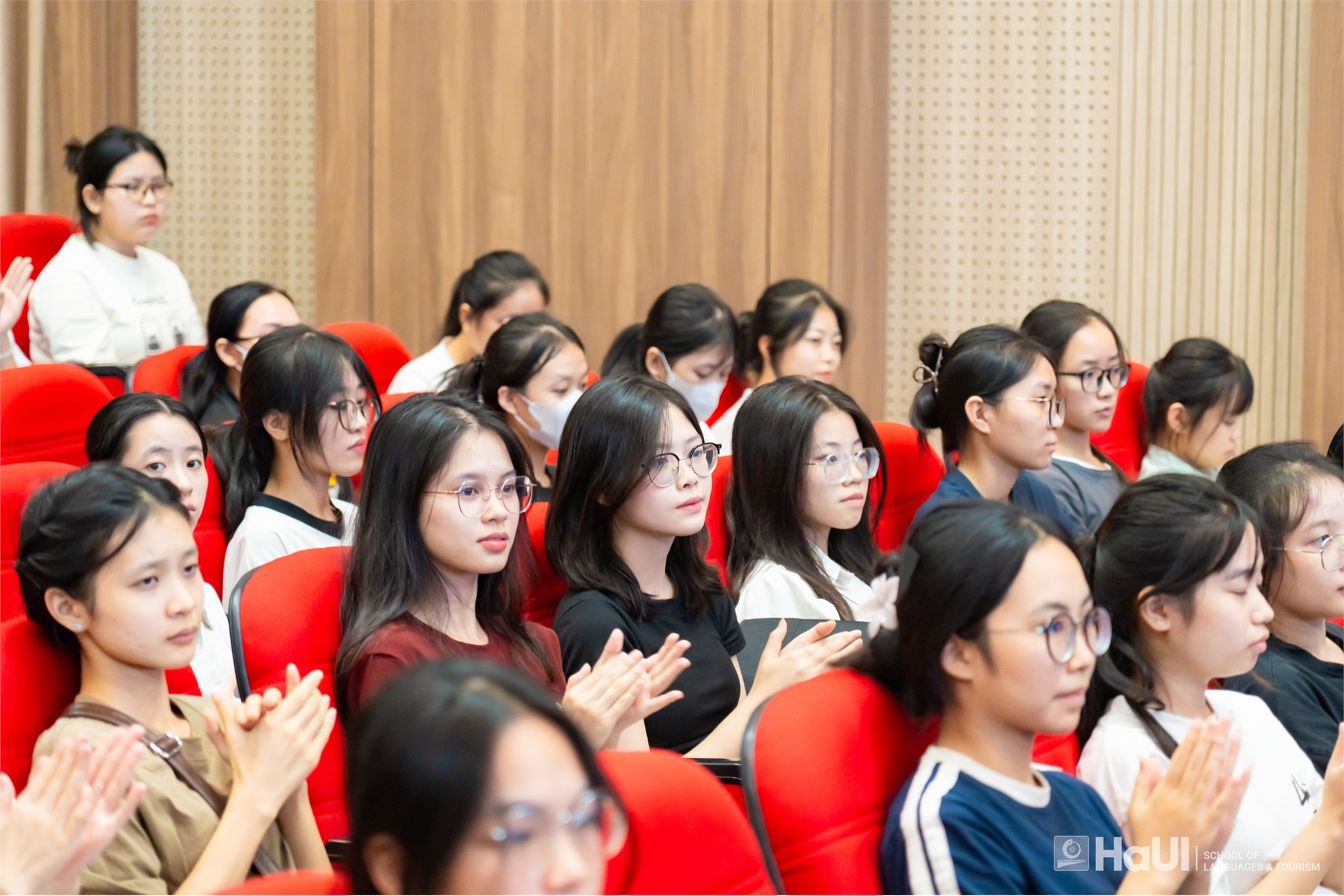 Tân sinh viên K20 Trường Ngoại ngữ – Du lịch tham gia Tuần sinh hoạt công dân – sinh viên đầu khóa