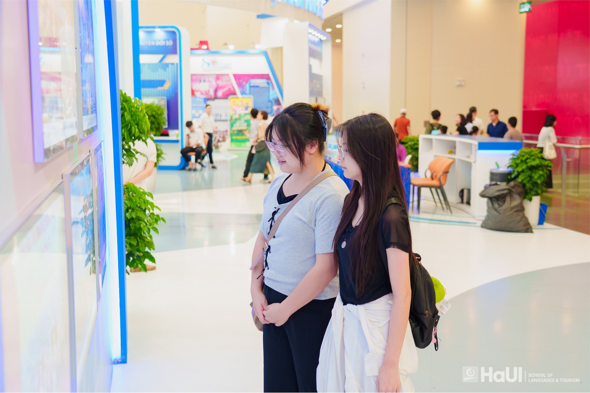 54 sinh viên quốc tế trải nghiệm học tập tại Trung tâm Hội chợ Triển lãm Quốc gia