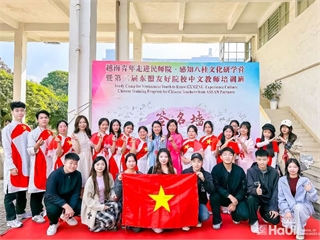 Sinh viên Khoa Ngôn ngữ Trung Quốc tham gia Trại nghiên cứu văn hóa thanh niên Việt – Trung tại Quảng Tây