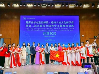 Sinh viên Khoa Ngôn ngữ Trung Quốc tham gia Trại nghiên cứu văn hóa thanh niên Việt – Trung tại Quảng Tây (Trung Quốc)