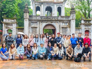Sinh viên nước ngoài học tiếng Việt tham quan, trải nghiệm tại Văn Miếu – Quốc Tử Giám