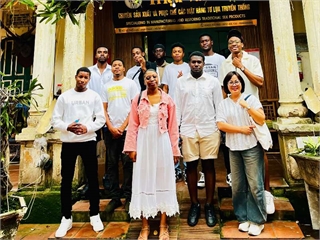 Sinh viên quốc tế học tiếng Việt trải nghiệm văn hóa tại Làng lụa Vạn Phúc