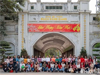 Chi bộ Ngoại ngữ – Du lịch 2 tổ chức sinh hoạt chuyên đề tháng 3 tại Khu di tích lịch sử Bạch Đằng Giang