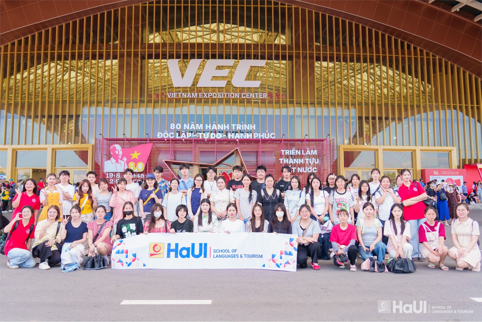 54 sinh viên quốc tế trải nghiệm học tập tại Trung tâm Hội chợ Triển lãm Quốc gia