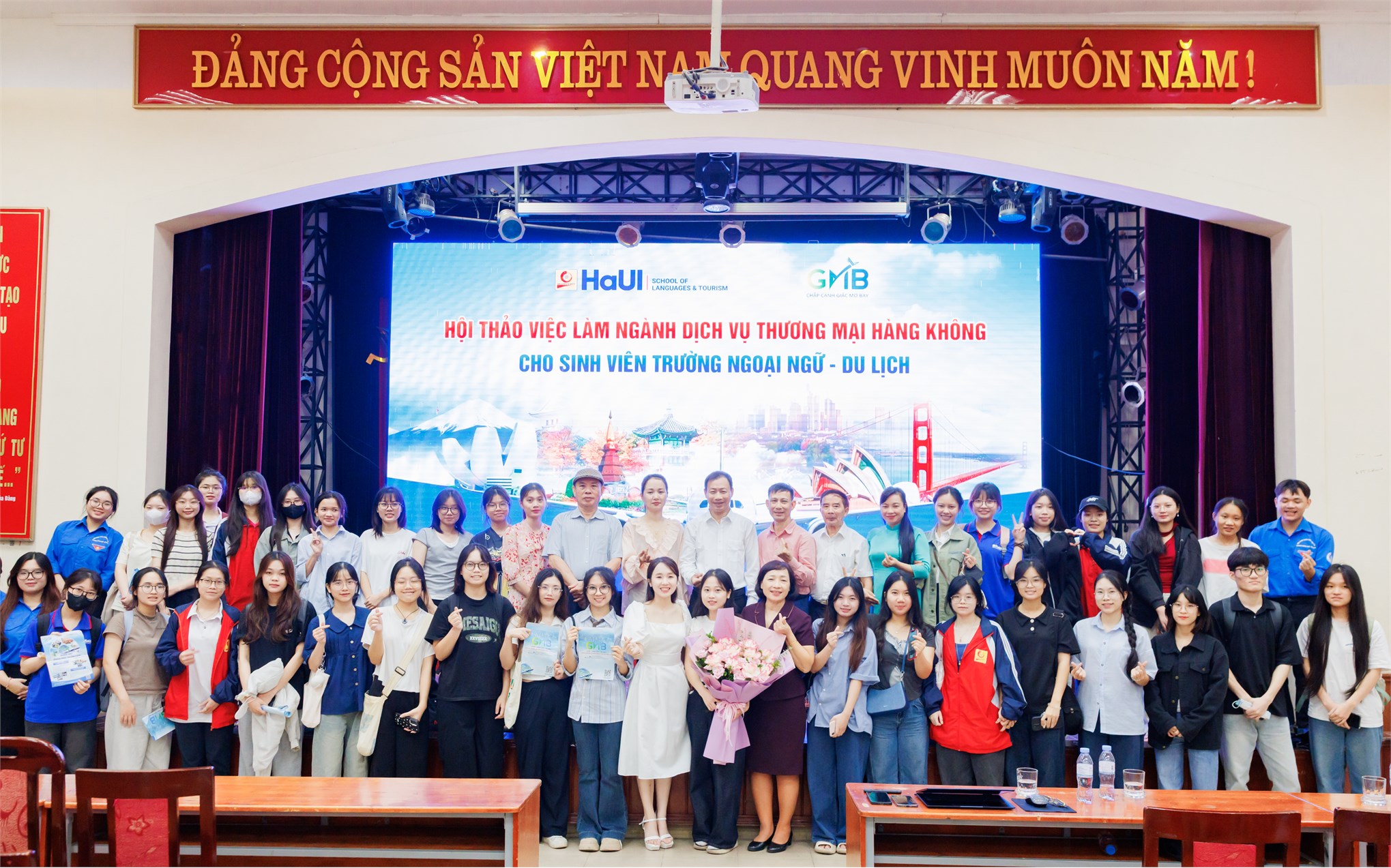 Công ty Cổ phần Dịch vụ Nhân lực Hàng không GMB đồng hành cùng Trường Ngoại ngữ – Du lịch định hướng nghề nghiệp lĩnh vực hàng không