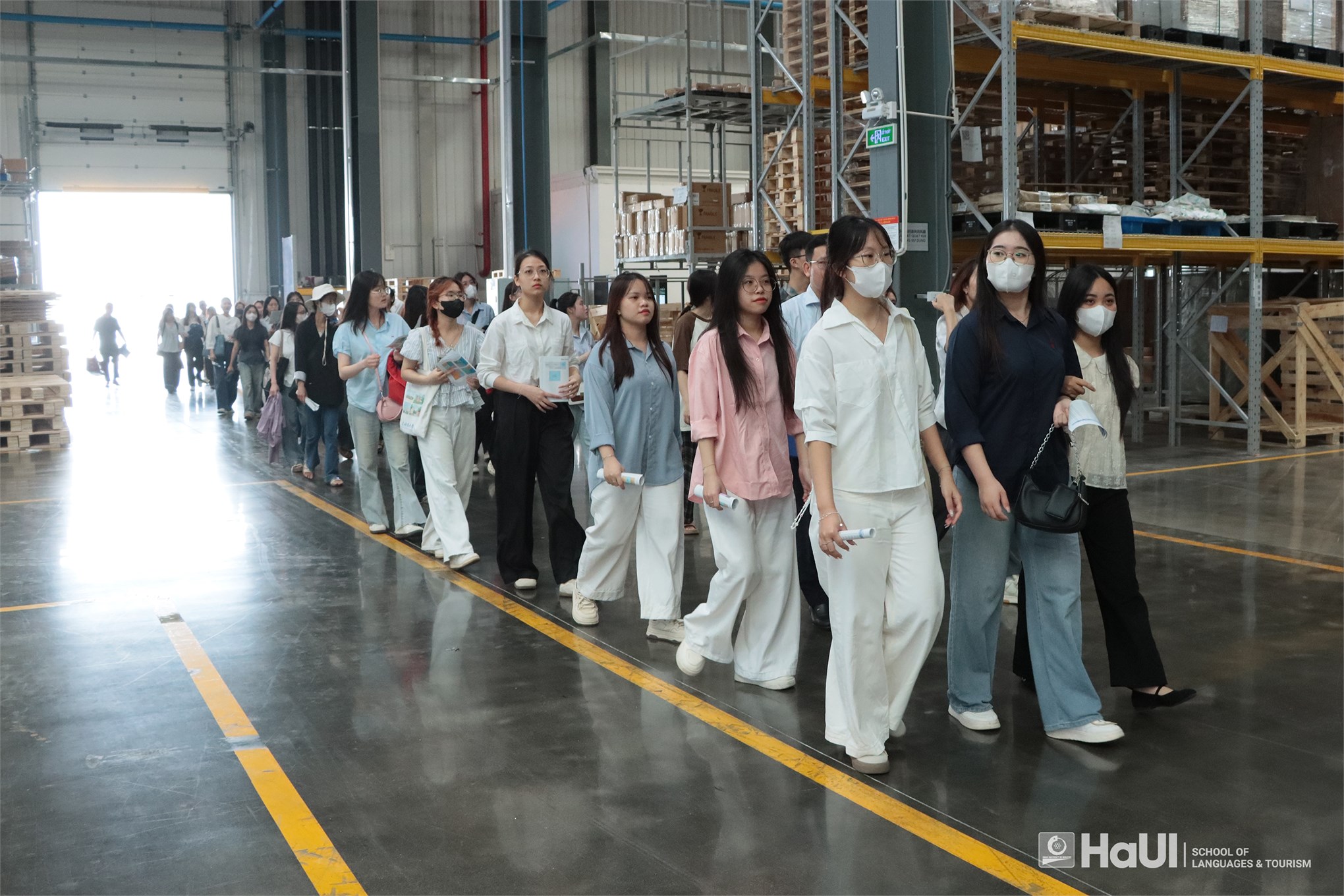 Sinh viên Trường Ngoại ngữ – Du lịch tham quan, tìm hiểu thực tế tại Công ty TNHH Công Nghiệp Intco Việt Nam
