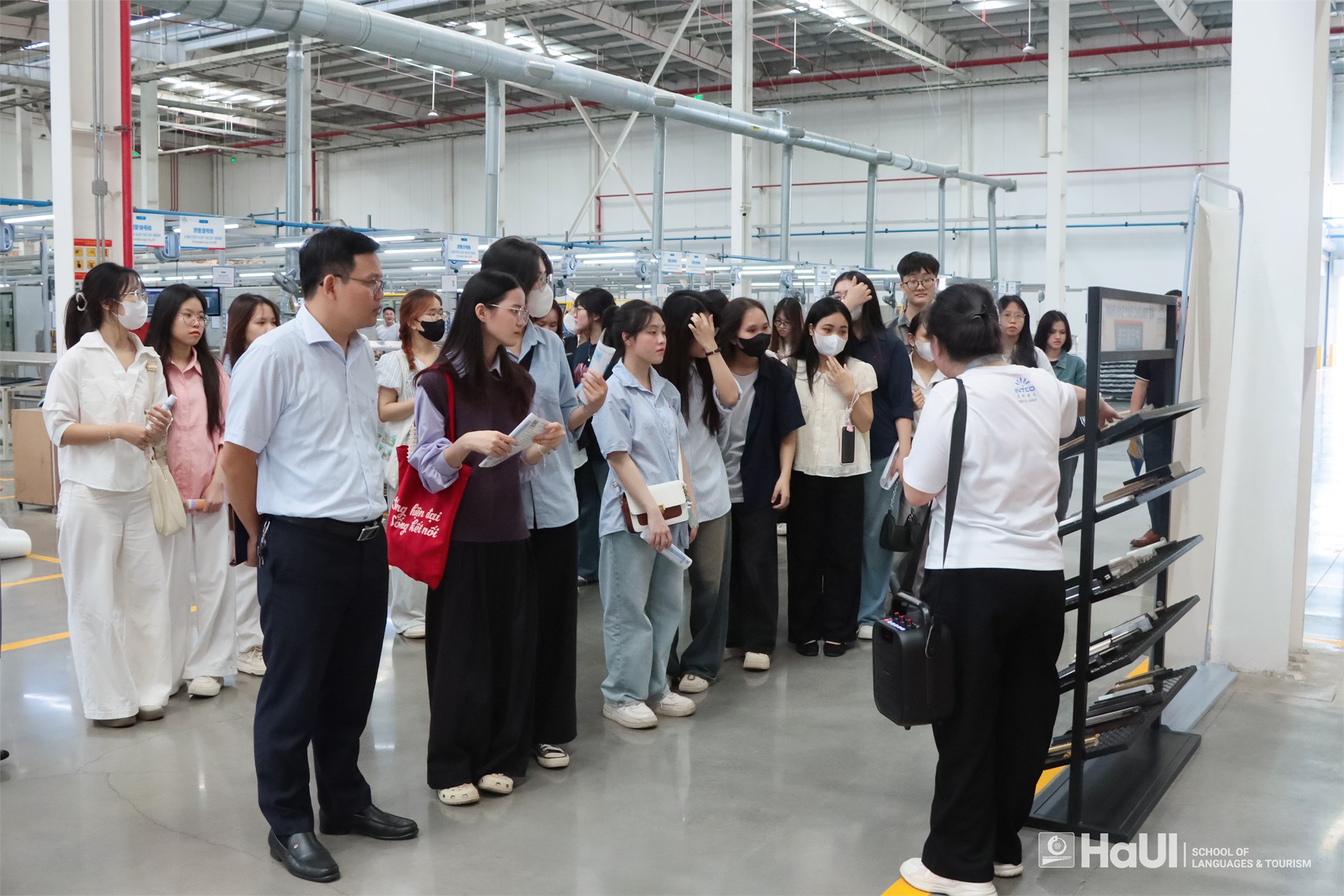 Sinh viên Trường Ngoại ngữ – Du lịch tham quan, tìm hiểu thực tế tại Công ty TNHH Công Nghiệp Intco Việt Nam