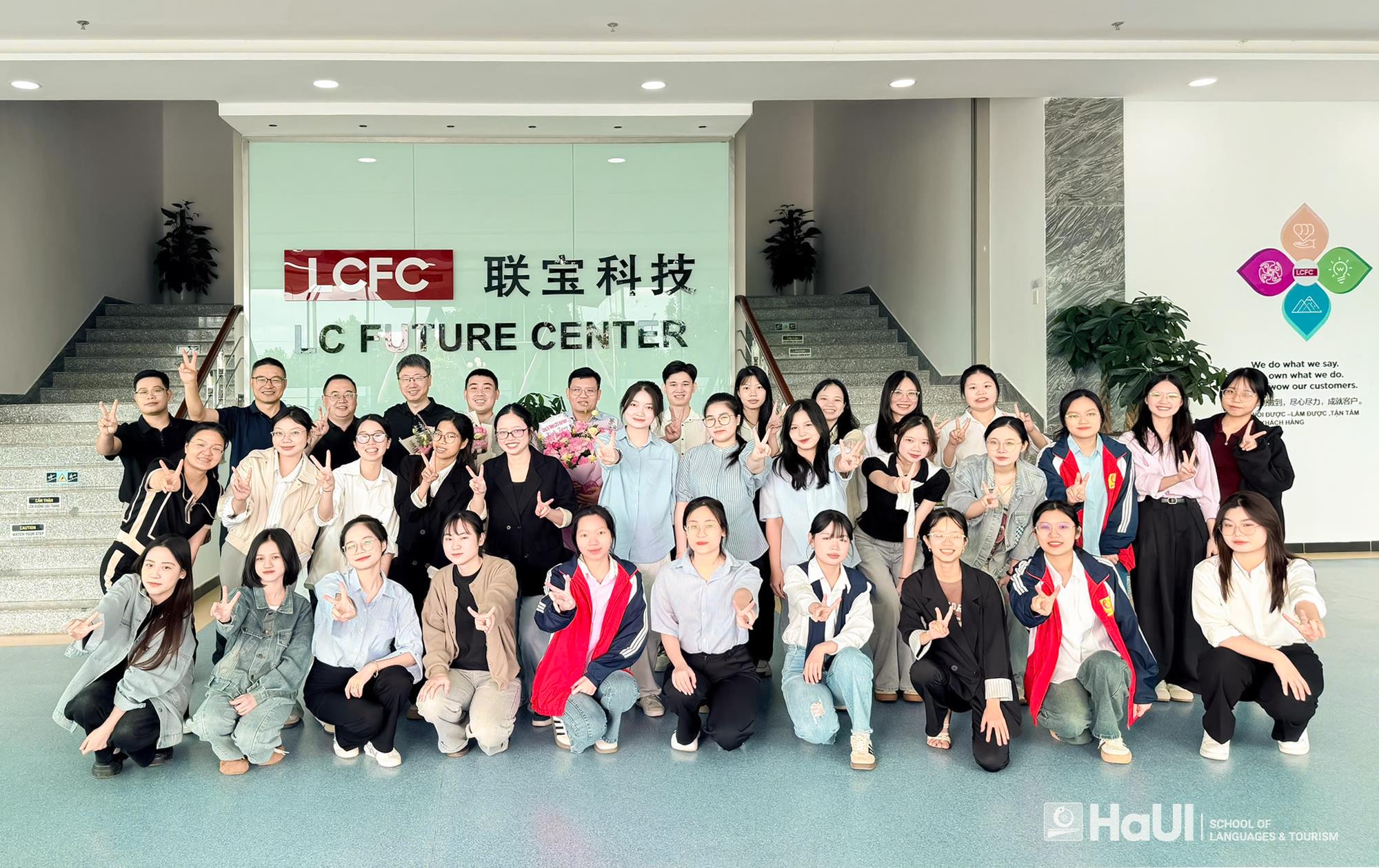 Sinh viên Trường Ngoại ngữ – Du lịch tham quan, tìm hiểu thực tế tại Công ty TNHH LCFC Việt Nam