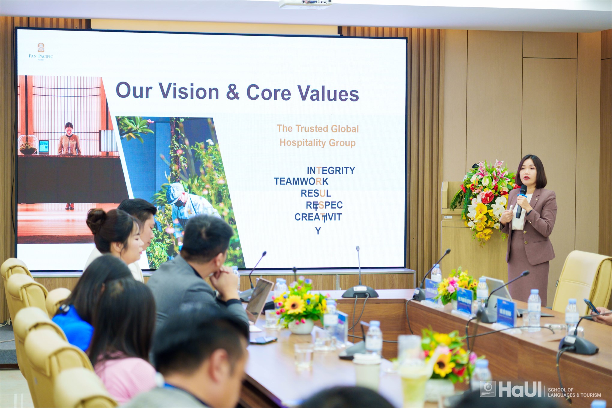 Phát triển nhân lực du lịch trong kỷ nguyên chuyển đổi số và quốc tế hóa