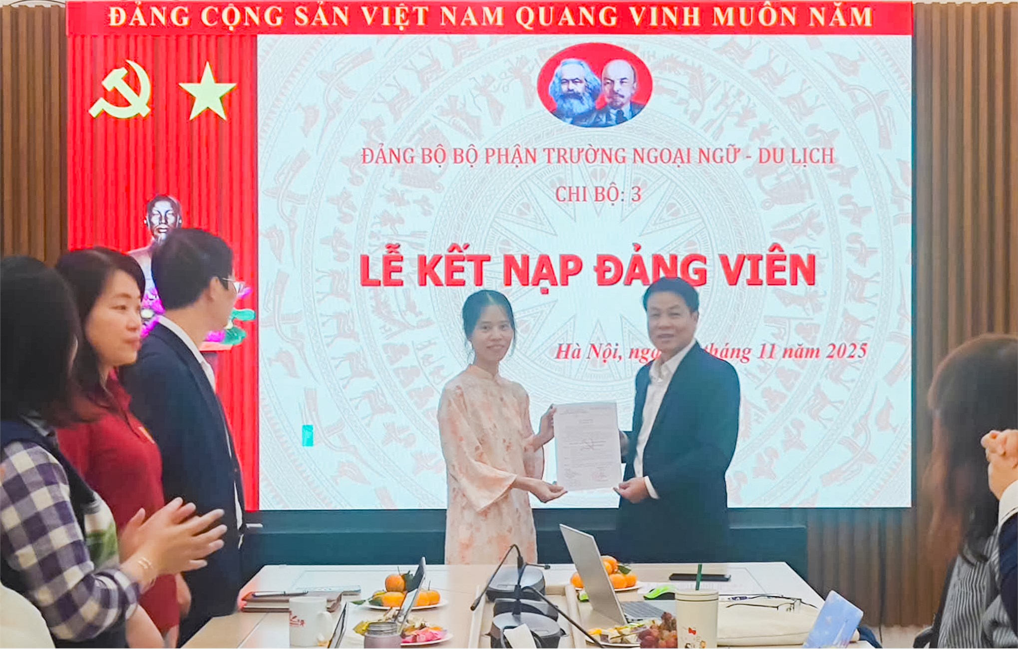 Đảng bộ bộ phận Trường Ngoại ngữ - Du lịch tổ chức lễ kết nạp cho đảng viên mới