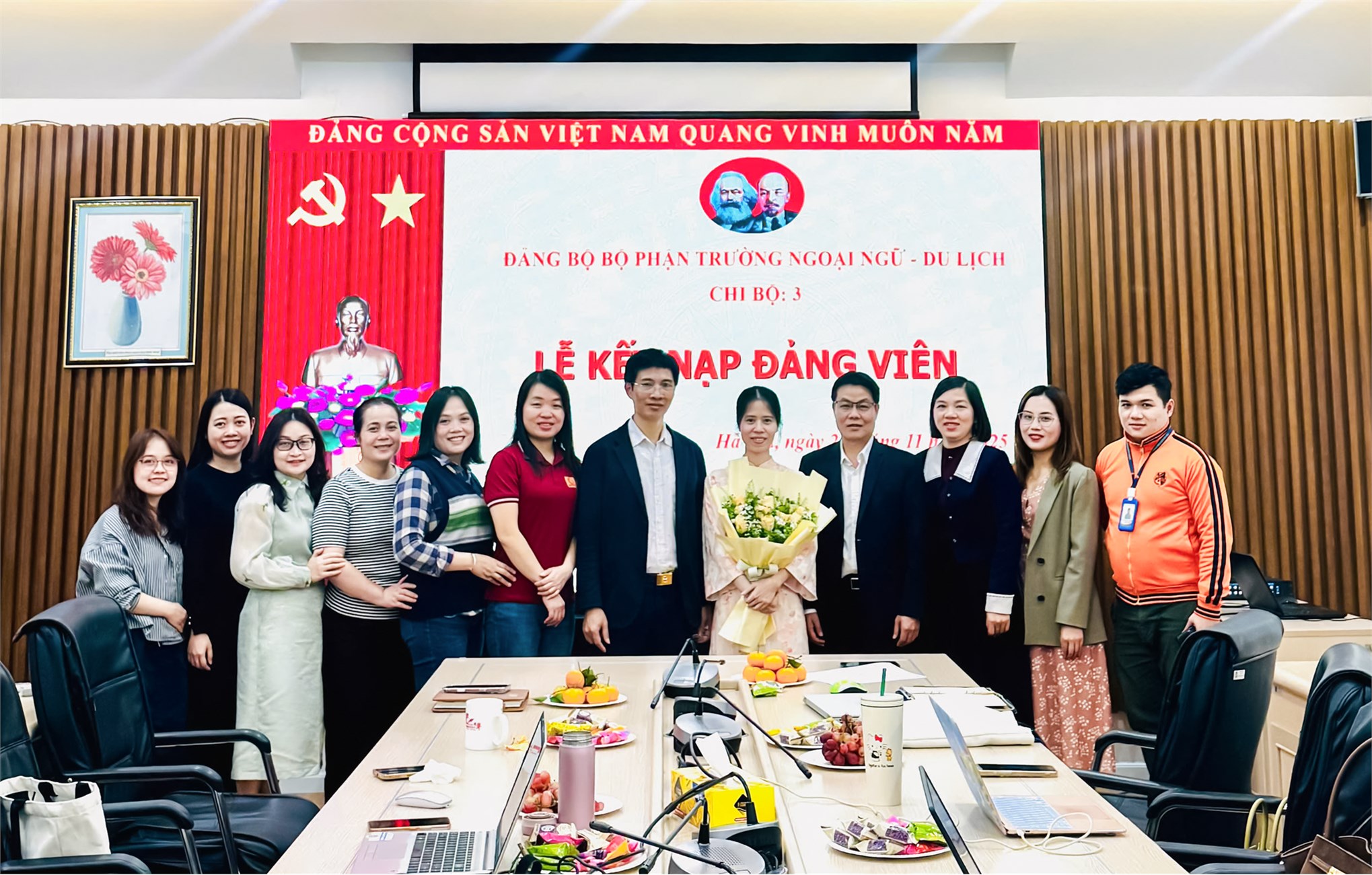 Đảng bộ bộ phận Trường Ngoại ngữ - Du lịch tổ chức lễ kết nạp cho đảng viên mới