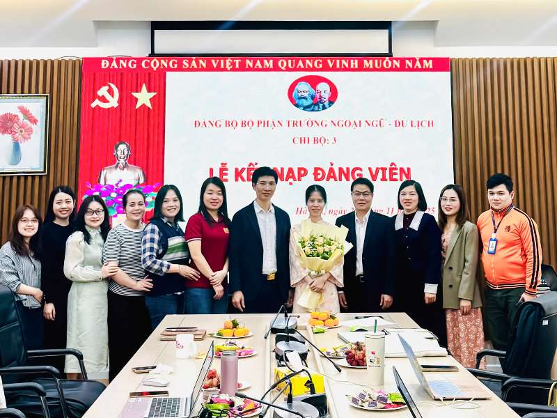 Đảng bộ bộ phận Trường Ngoại ngữ - Du lịch tổ chức lễ kết nạp đảng viên mới