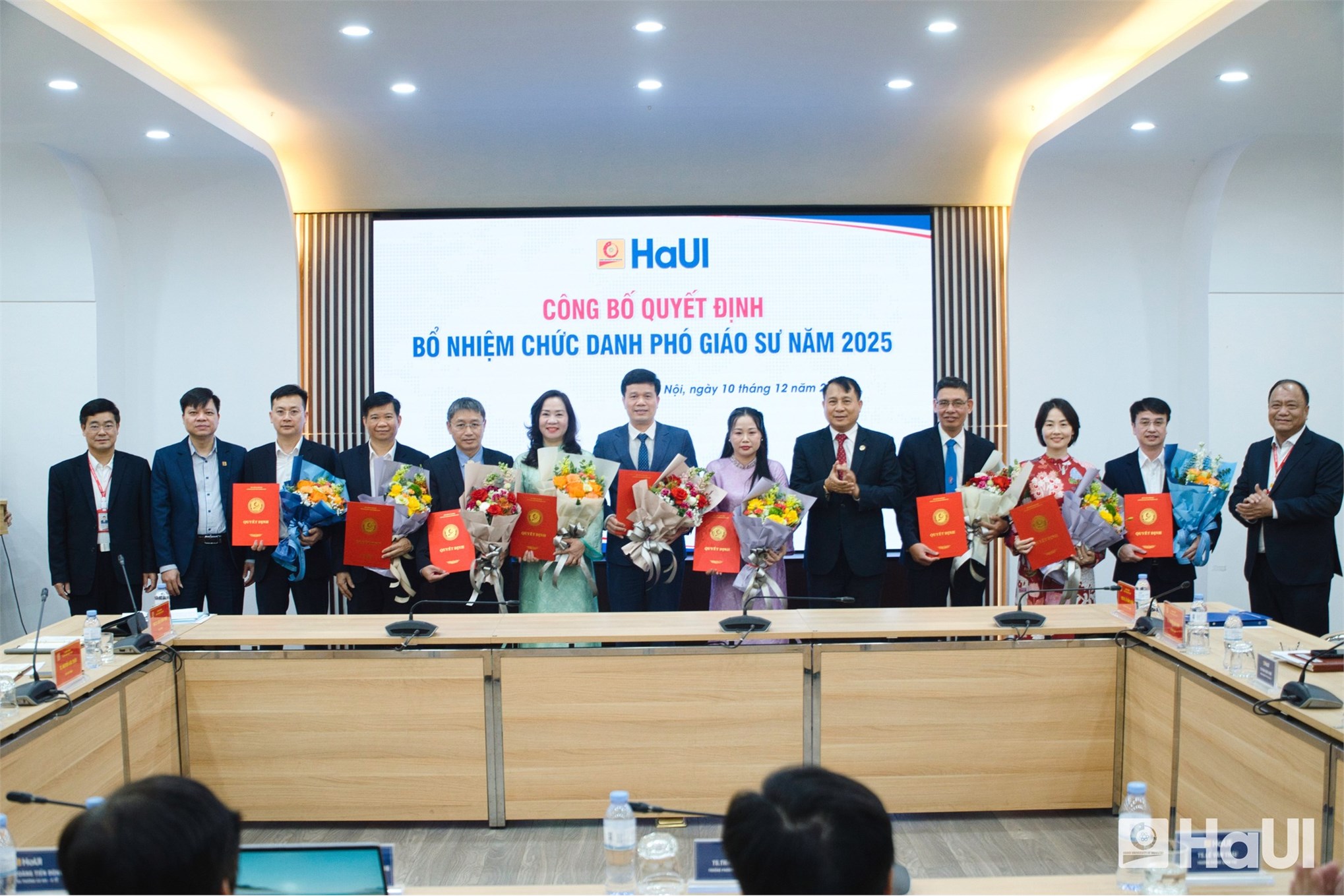 Tôn vinh 11 Phó giáo sư năm 2025, Đại học Công nghiệp Hà Nội khẳng định tầm vóc đại học đổi mới sáng tạo