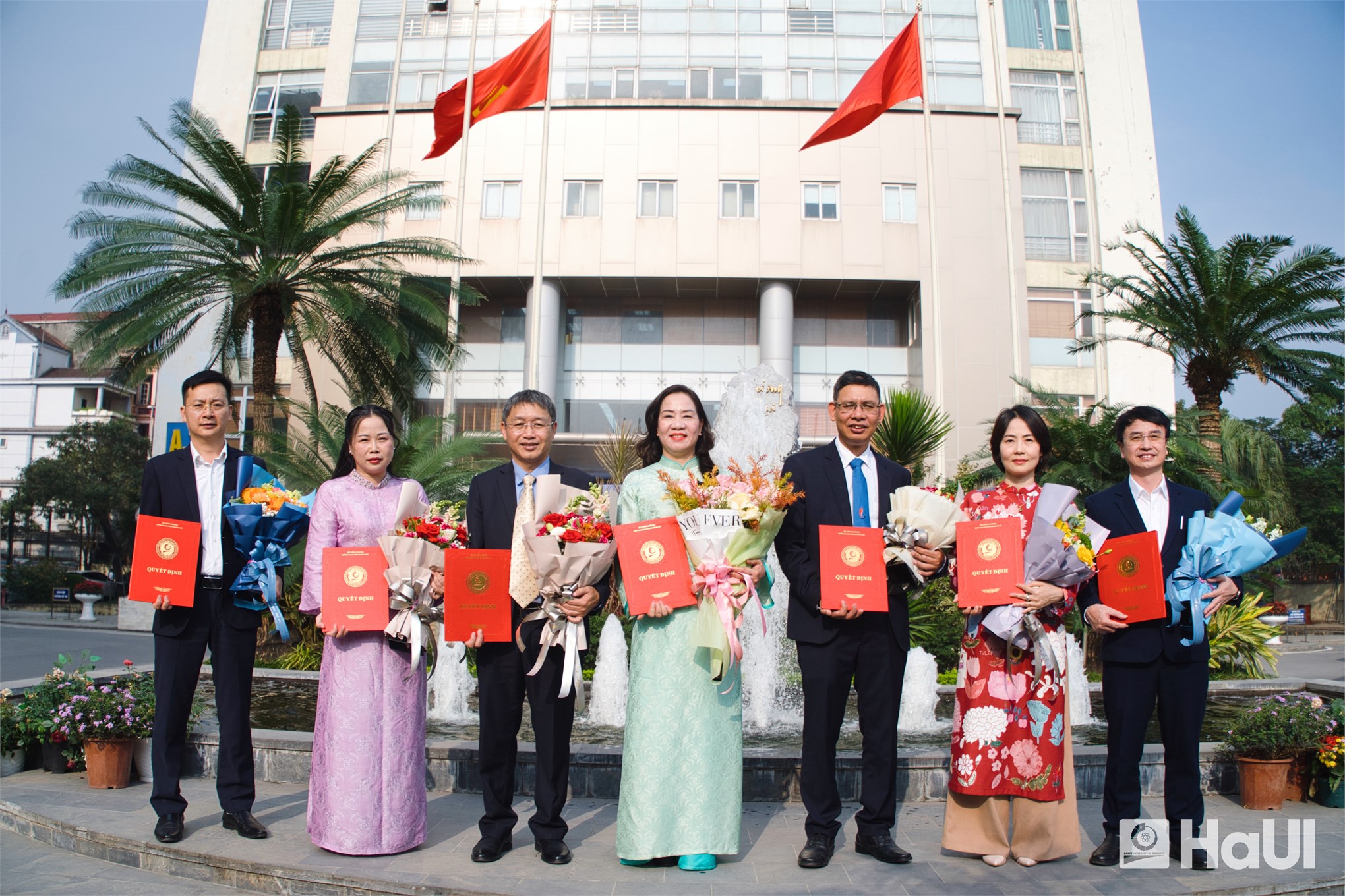 Tôn vinh 11 Phó giáo sư năm 2025, Đại học Công nghiệp Hà Nội khẳng định tầm vóc đại học đổi mới sáng tạo