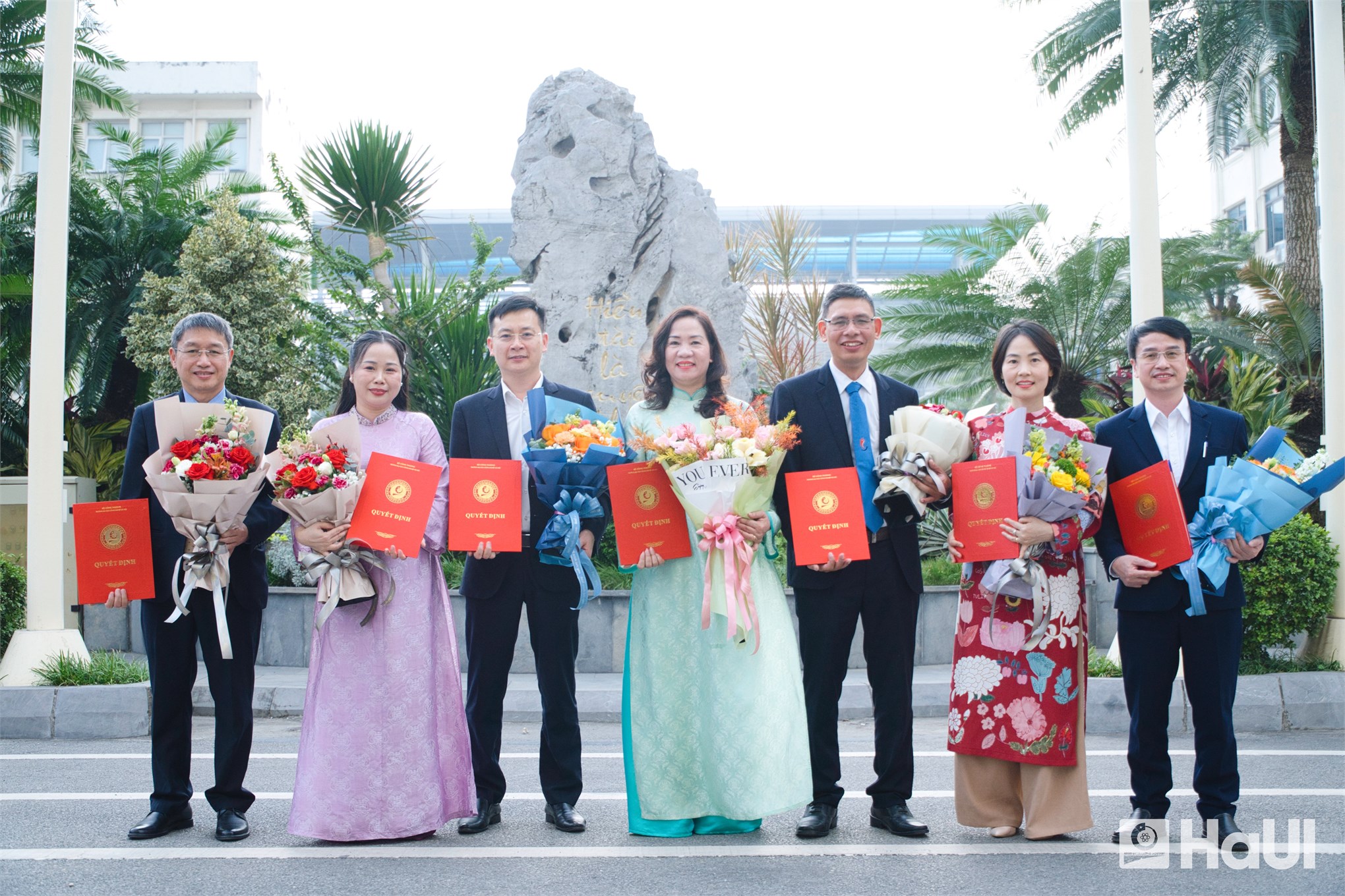 Tôn vinh 11 Phó giáo sư năm 2025, Đại học Công nghiệp Hà Nội khẳng định tầm vóc đại học đổi mới sáng tạo