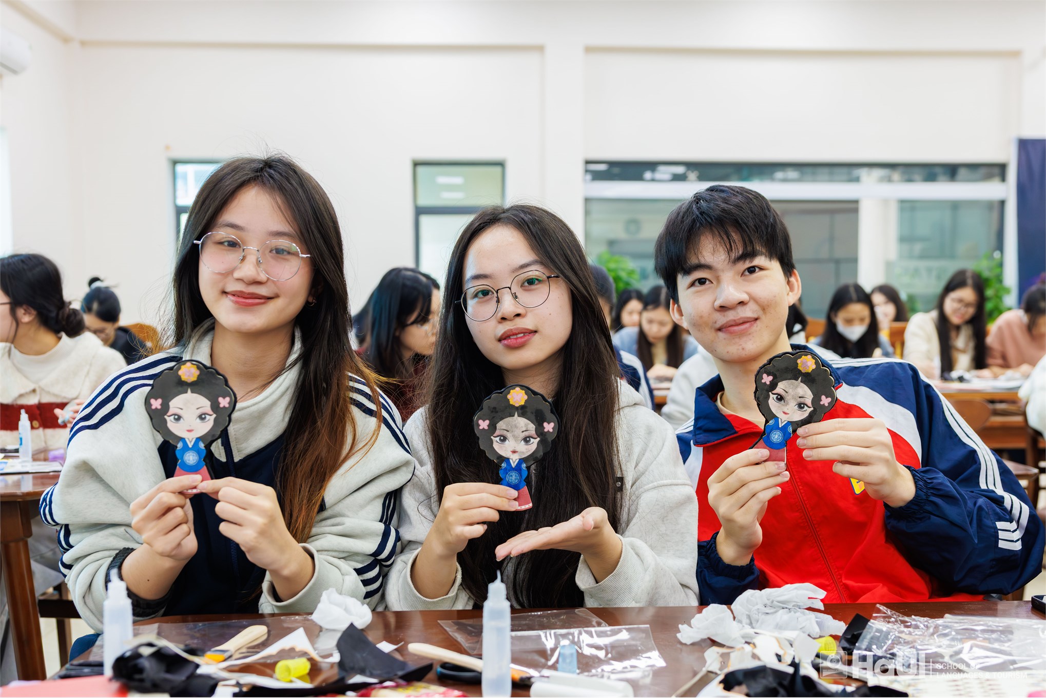 Sinh viên Ngôn ngữ Hàn Quốc khám phá Uigwe và trải nghiệm nghệ thuật Hanji cùng chuyên gia Hàn Quốc