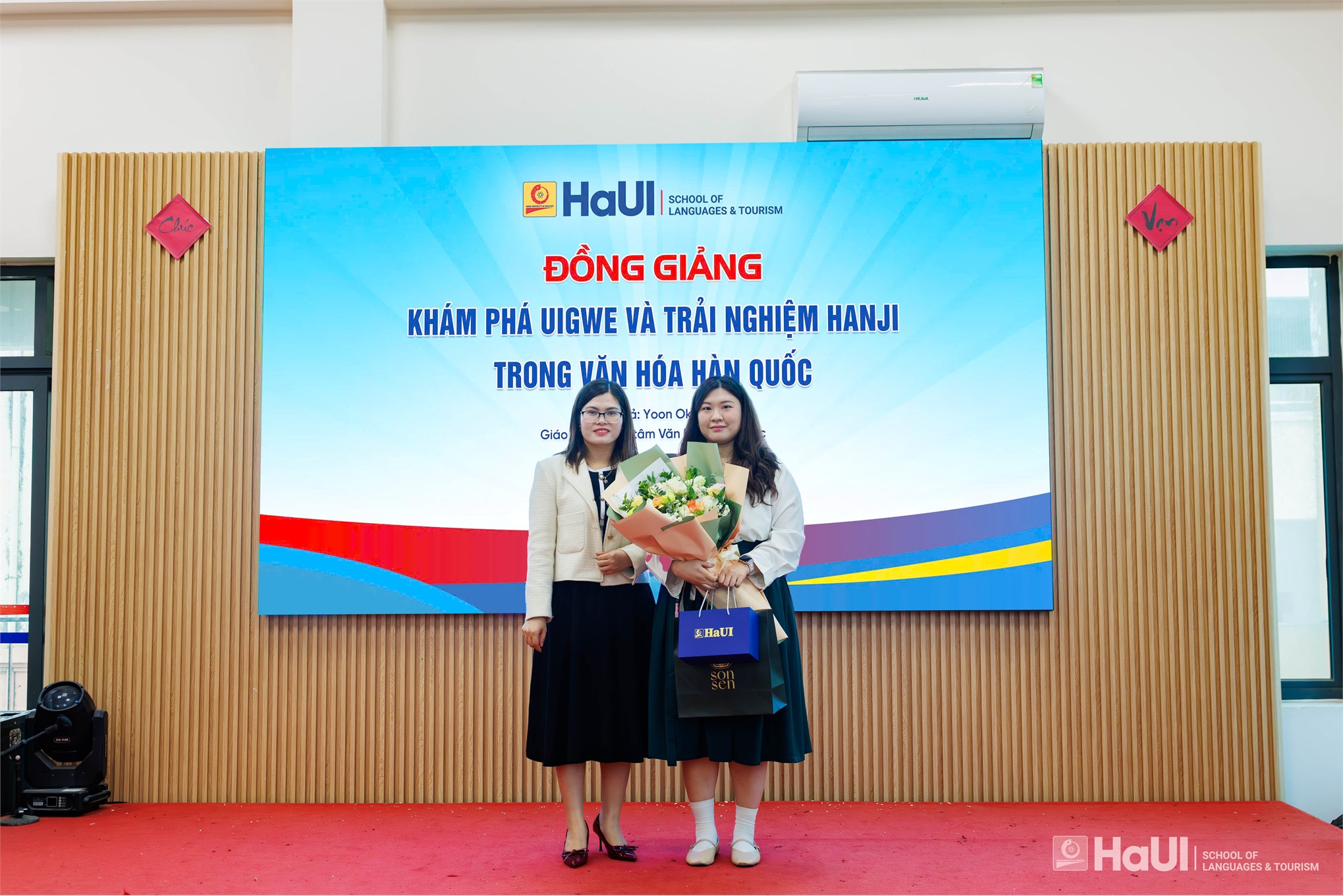 Sinh viên Ngôn ngữ Hàn Quốc khám phá Uigwe và trải nghiệm nghệ thuật Hanji cùng chuyên gia Hàn Quốc