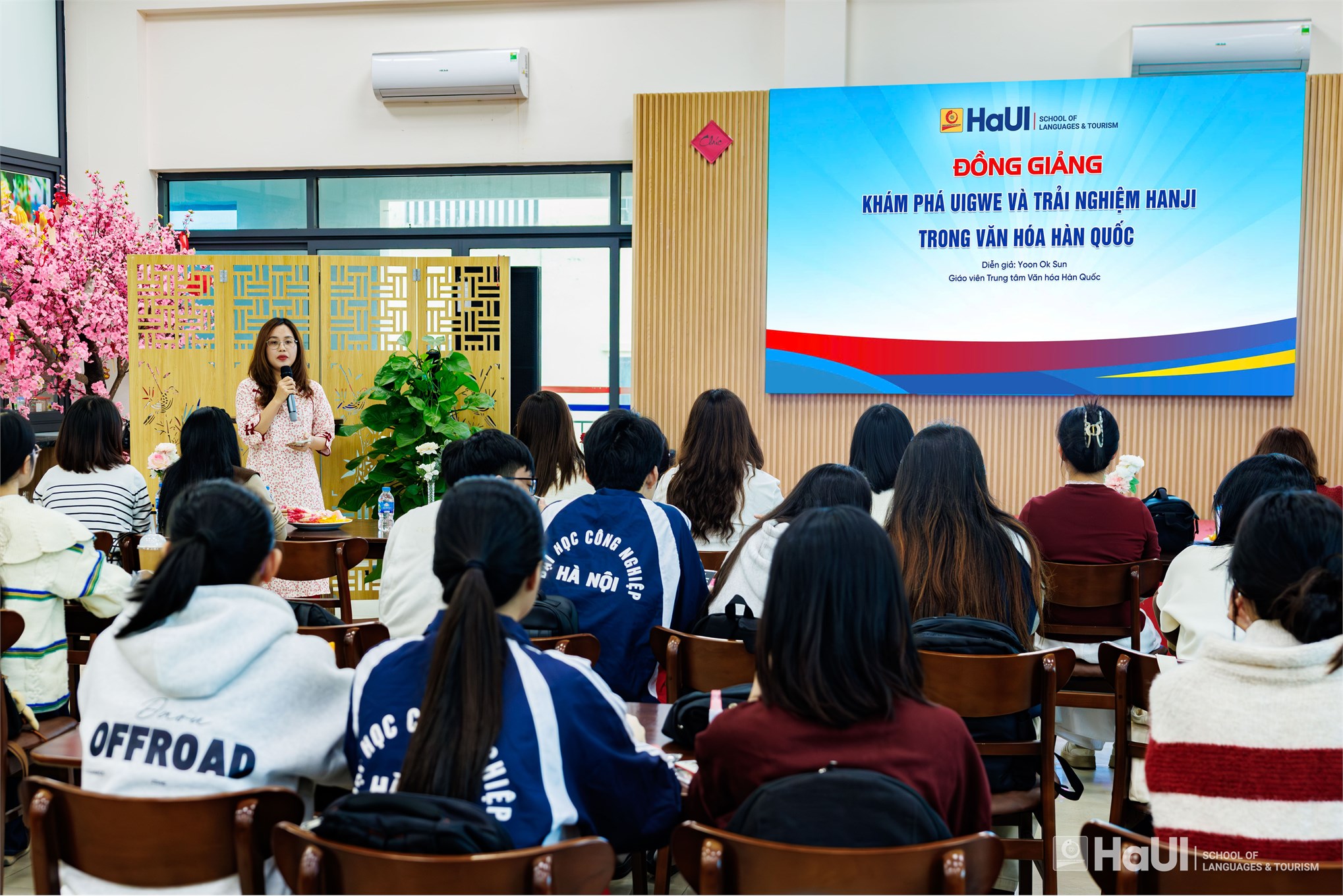 Sinh viên Ngôn ngữ Hàn Quốc khám phá Uigwe và trải nghiệm nghệ thuật Hanji cùng chuyên gia Hàn Quốc