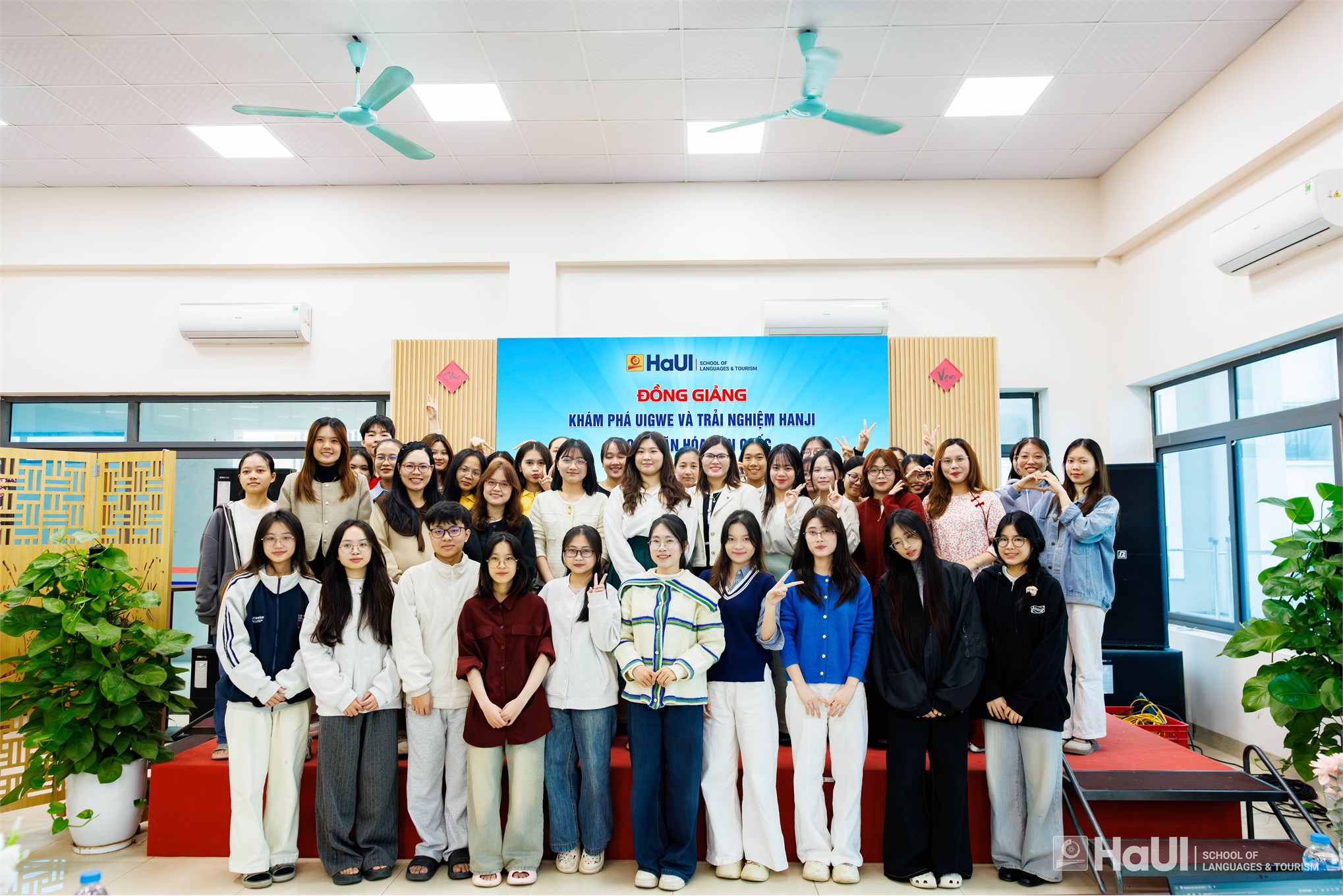 Sinh viên Ngôn ngữ Hàn Quốc khám phá Uigwe và trải nghiệm nghệ thuật Hanji cùng chuyên gia Hàn Quốc