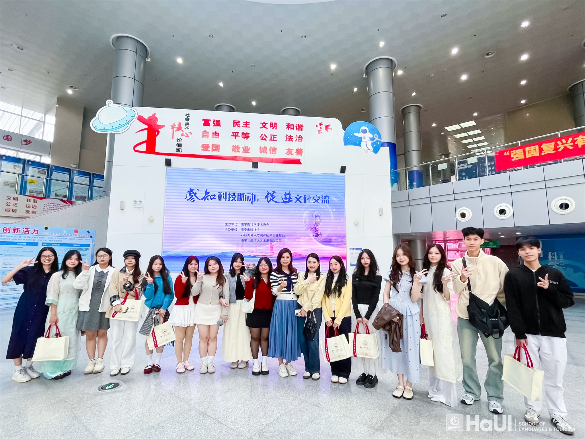 Sinh viên Khoa Ngôn ngữ Trung Quốc tham gia Trại nghiên cứu văn hóa thanh niên Việt – Trung tại Quảng Tây