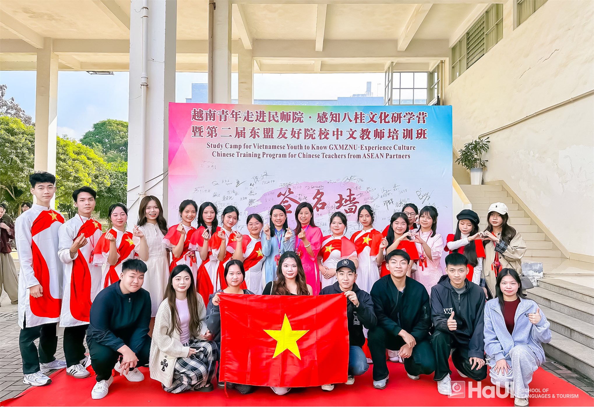 Sinh viên Khoa Ngôn ngữ Trung Quốc tham gia Trại nghiên cứu văn hóa thanh niên Việt – Trung tại Quảng Tây