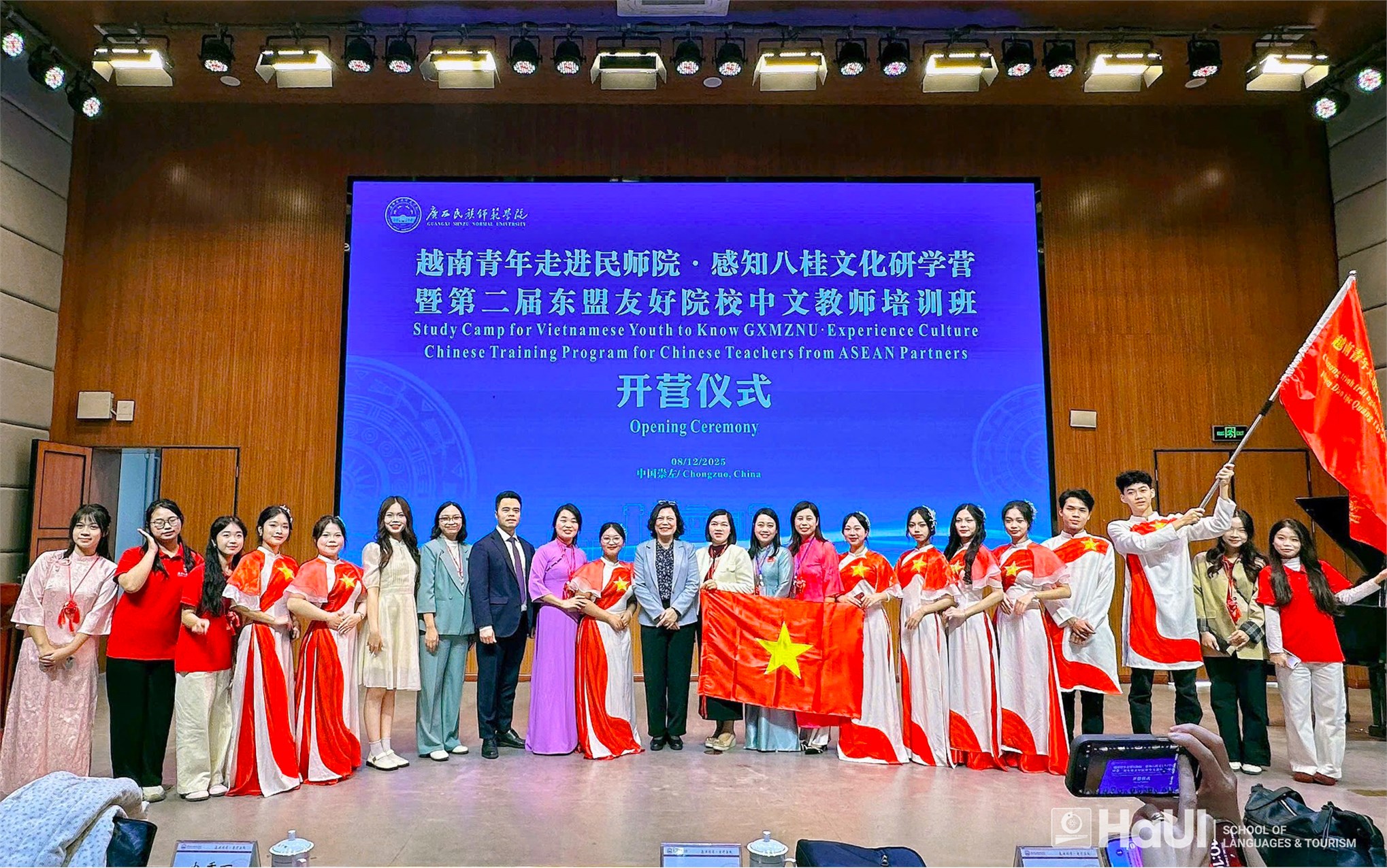 Sinh viên Khoa Ngôn ngữ Trung Quốc tham gia Trại nghiên cứu văn hóa thanh niên Việt – Trung tại Quảng Tây