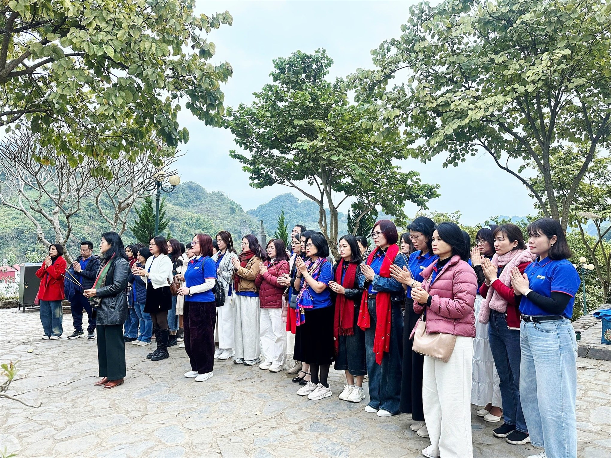 Chi bộ Ngoại ngữ – Du lịch 2 tổ chức sinh hoạt chuyên đề tại Di tích lịch sử lưu niệm Trung đoàn 52 Tây Tiến