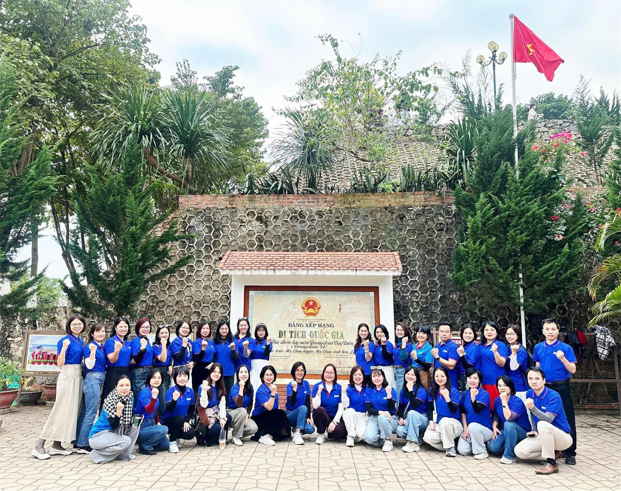 Chi bộ Ngoại ngữ – Du lịch 2 tổ chức sinh hoạt chuyên đề tại Di tích lịch sử lưu niệm Trung đoàn 52 Tây Tiến