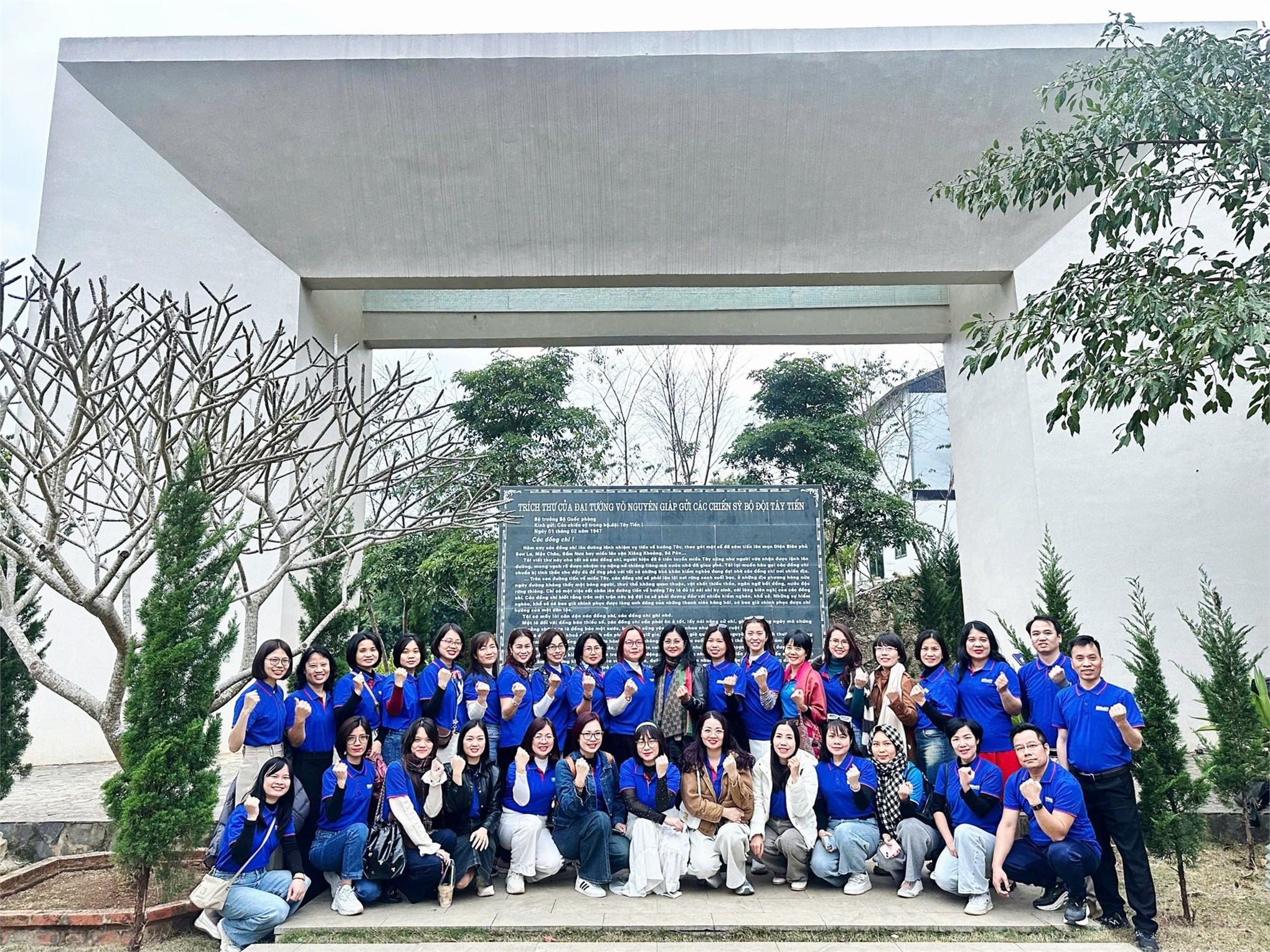 Chi bộ Ngoại ngữ – Du lịch 2 tổ chức sinh hoạt chuyên đề tại Di tích lịch sử lưu niệm Trung đoàn 52 Tây Tiến