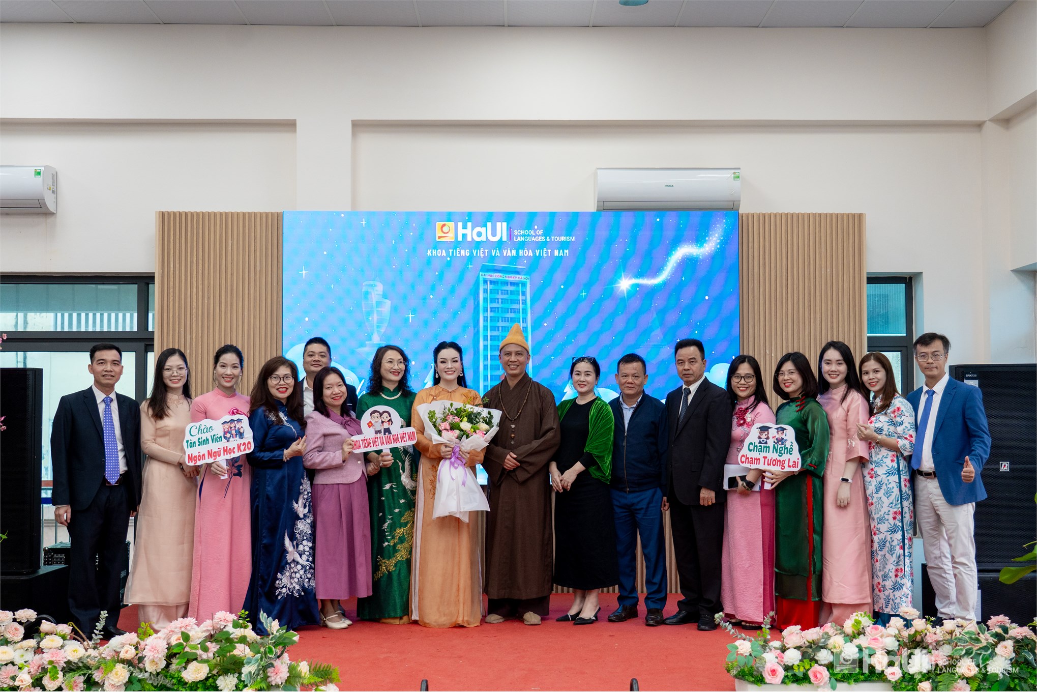 Khoa Tiếng Việt và Văn hoá Việt Nam tổ chức chương trình Chào tân sinh viên ngành Ngôn ngữ học K20 `Chạm nghề - Chạm tương lai`