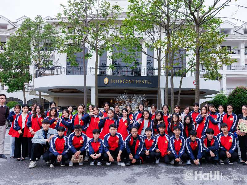 Sinh viên Nhà hàng – Khách sạn khám phá môi trường làm việc 5 sao tại Hồ Tây